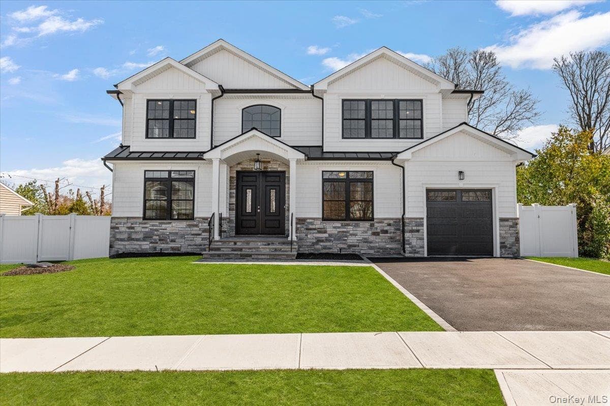 31 Cedar Drive, Plainview