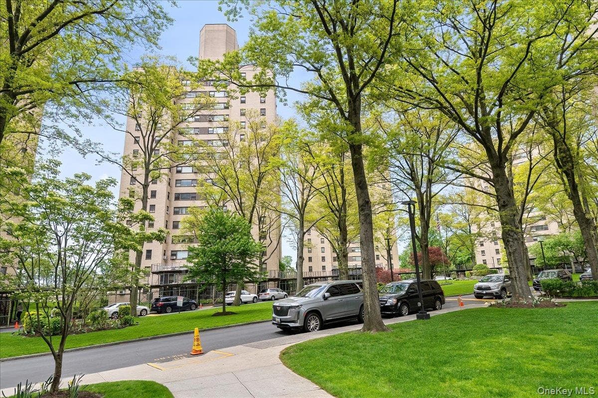 4 Fordham Hill Oval Unit: 16C thumbnail 2