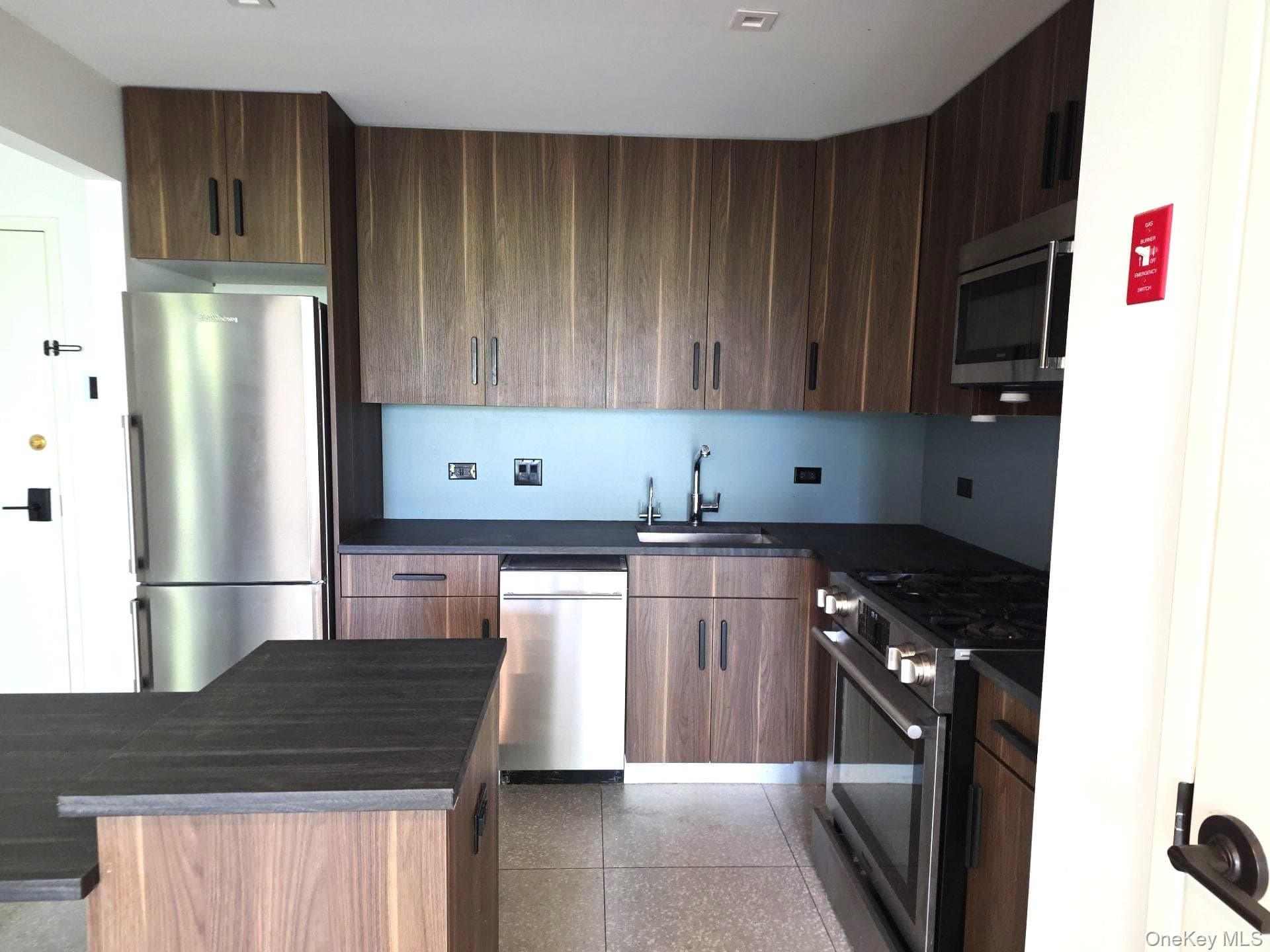 231 E 123rd Street thumbnail 3