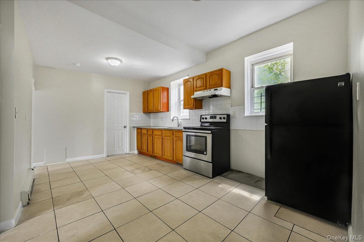 704 E 183rd Street thumbnail 6