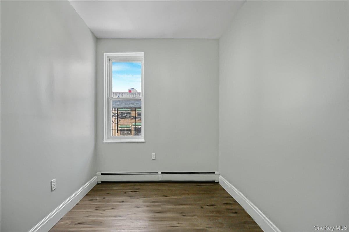 704 E 183rd Street thumbnail 4