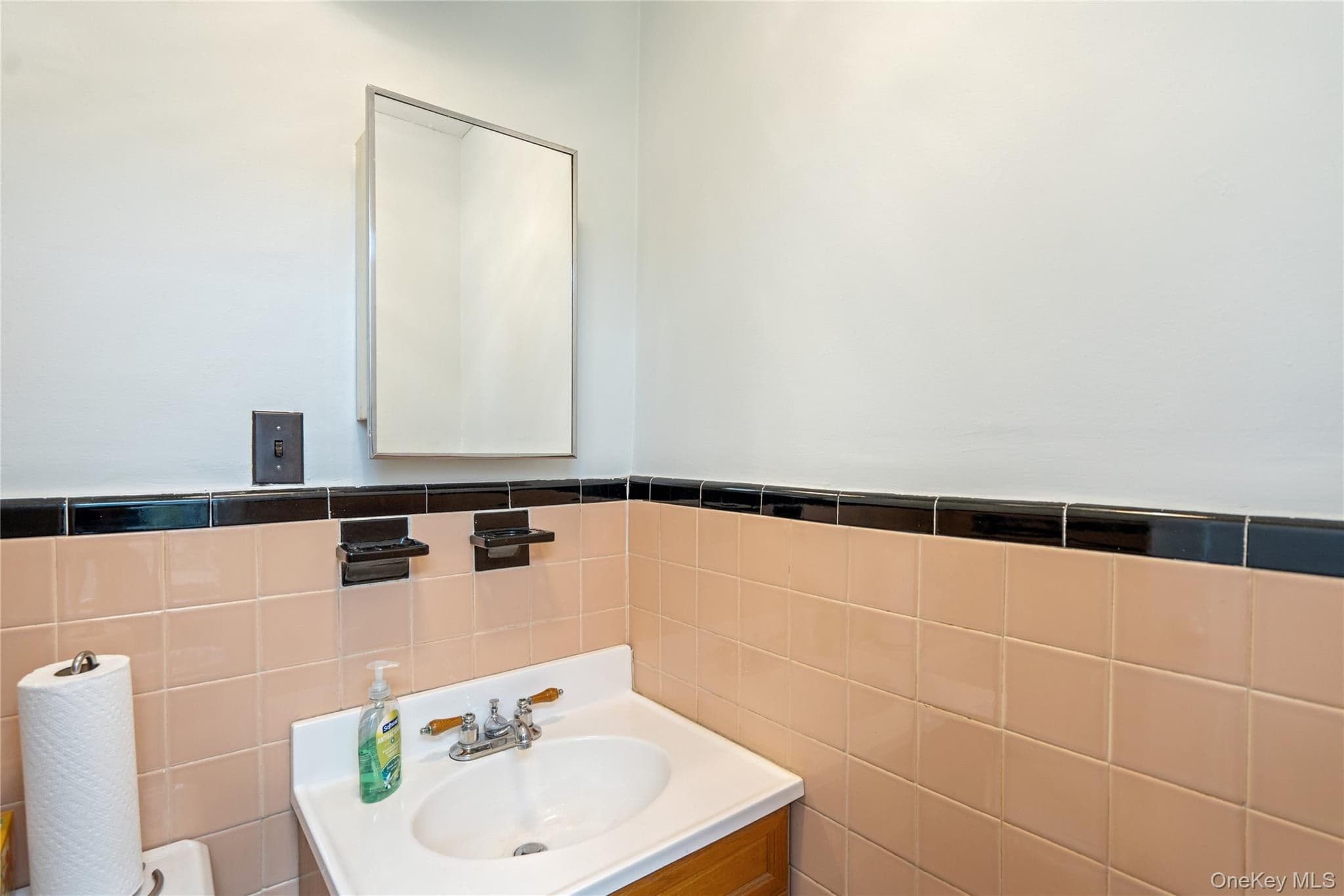 200 N Village Avenue Unit: 100 thumbnail 16