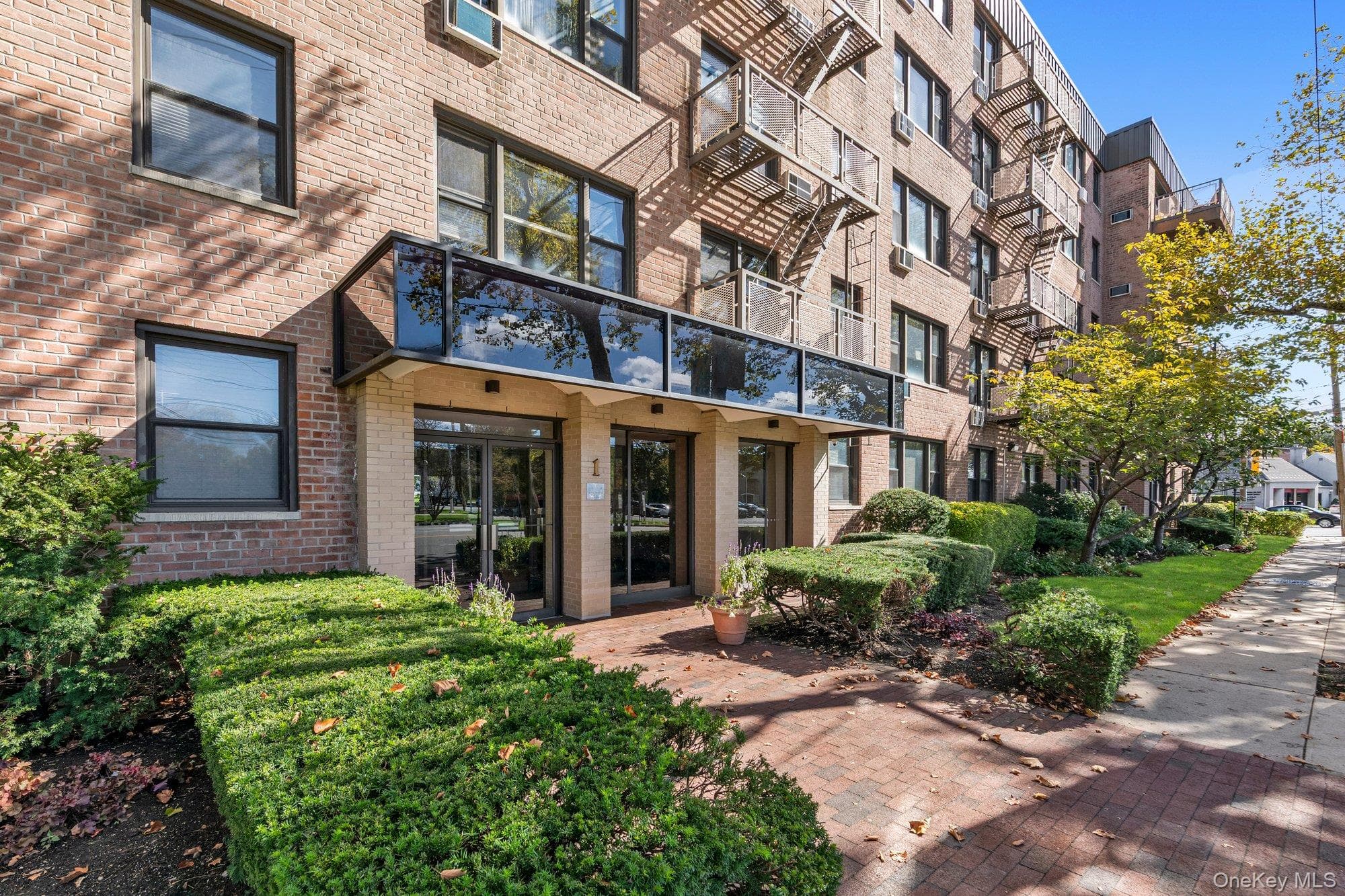 1 Birchwood Court Unit: 3B, Mineola