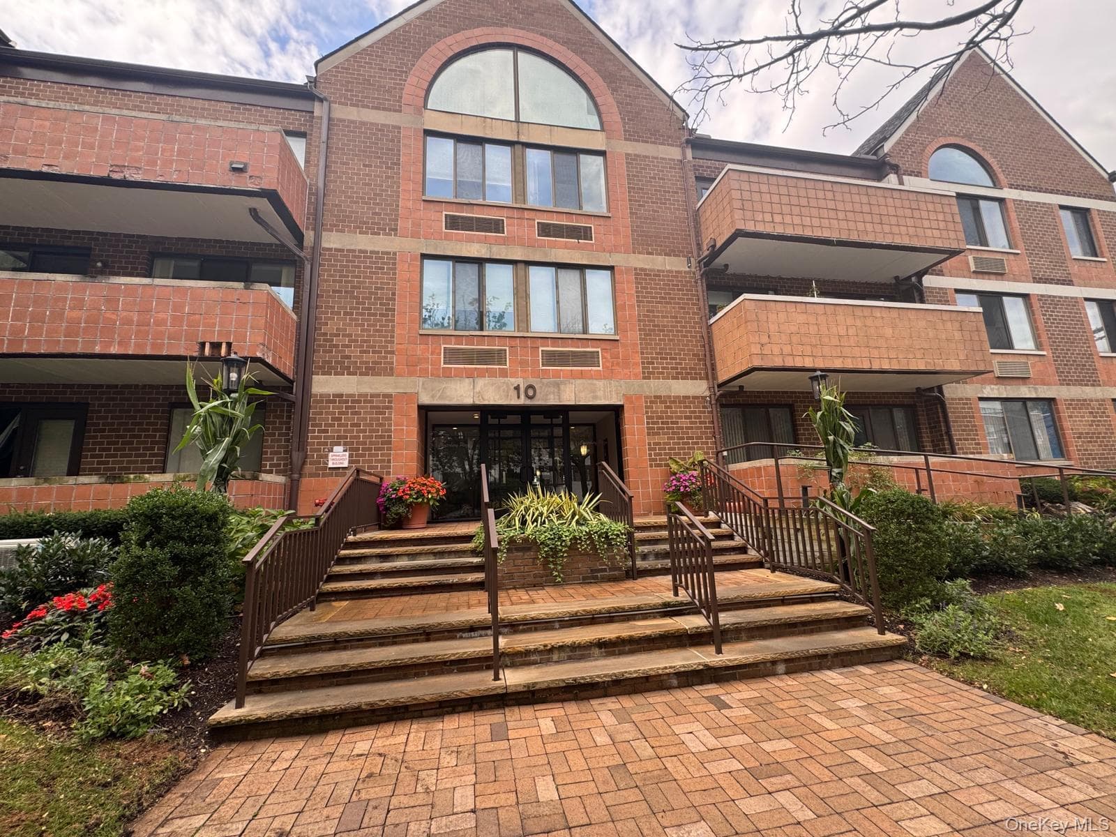 10 Canterbury Road Unit: 1B, Great Neck