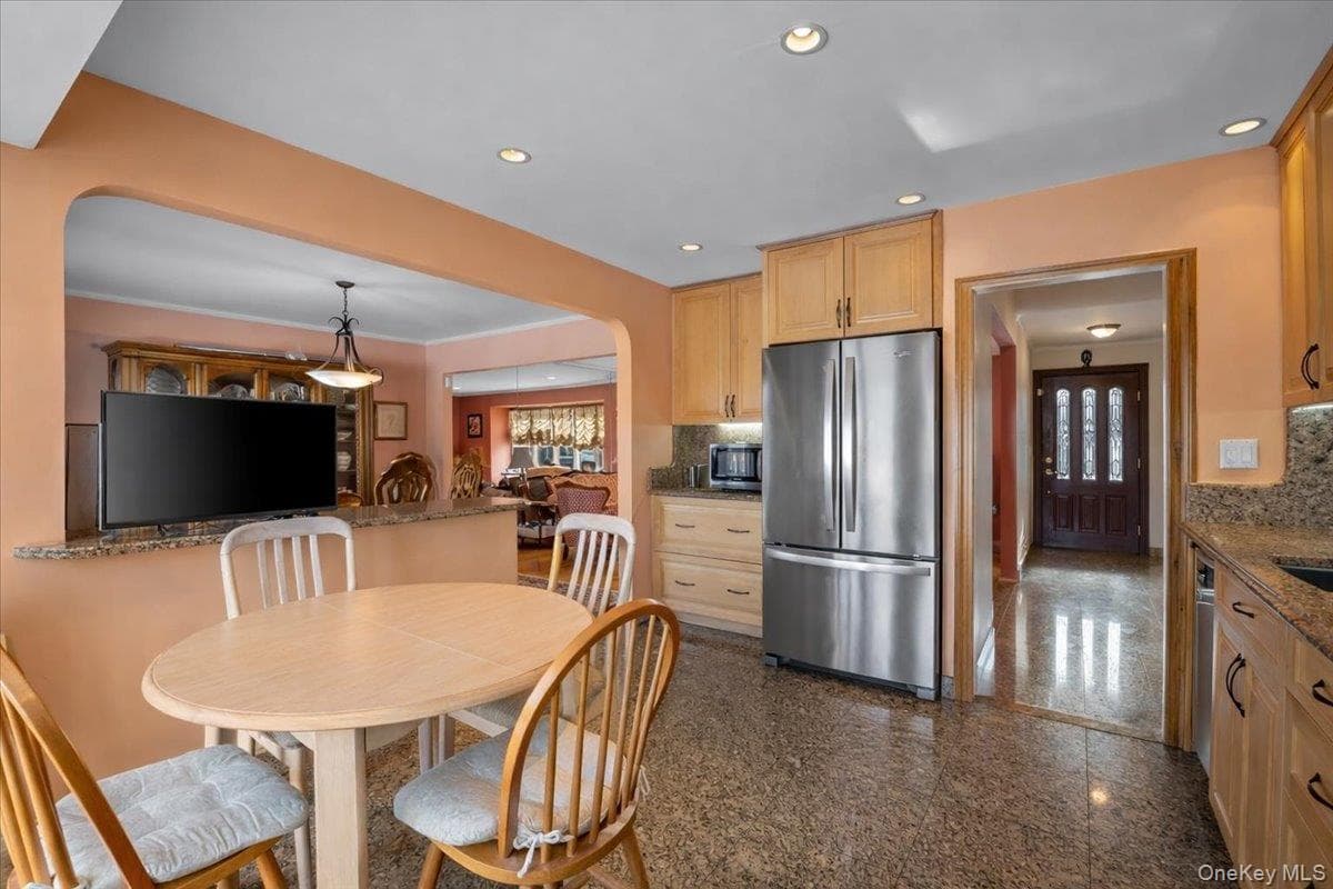 780 Regent Drive thumbnail 2