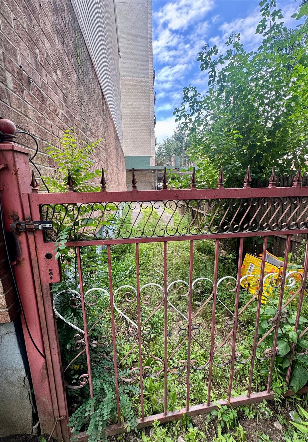 320 E 184th Street thumbnail 11
