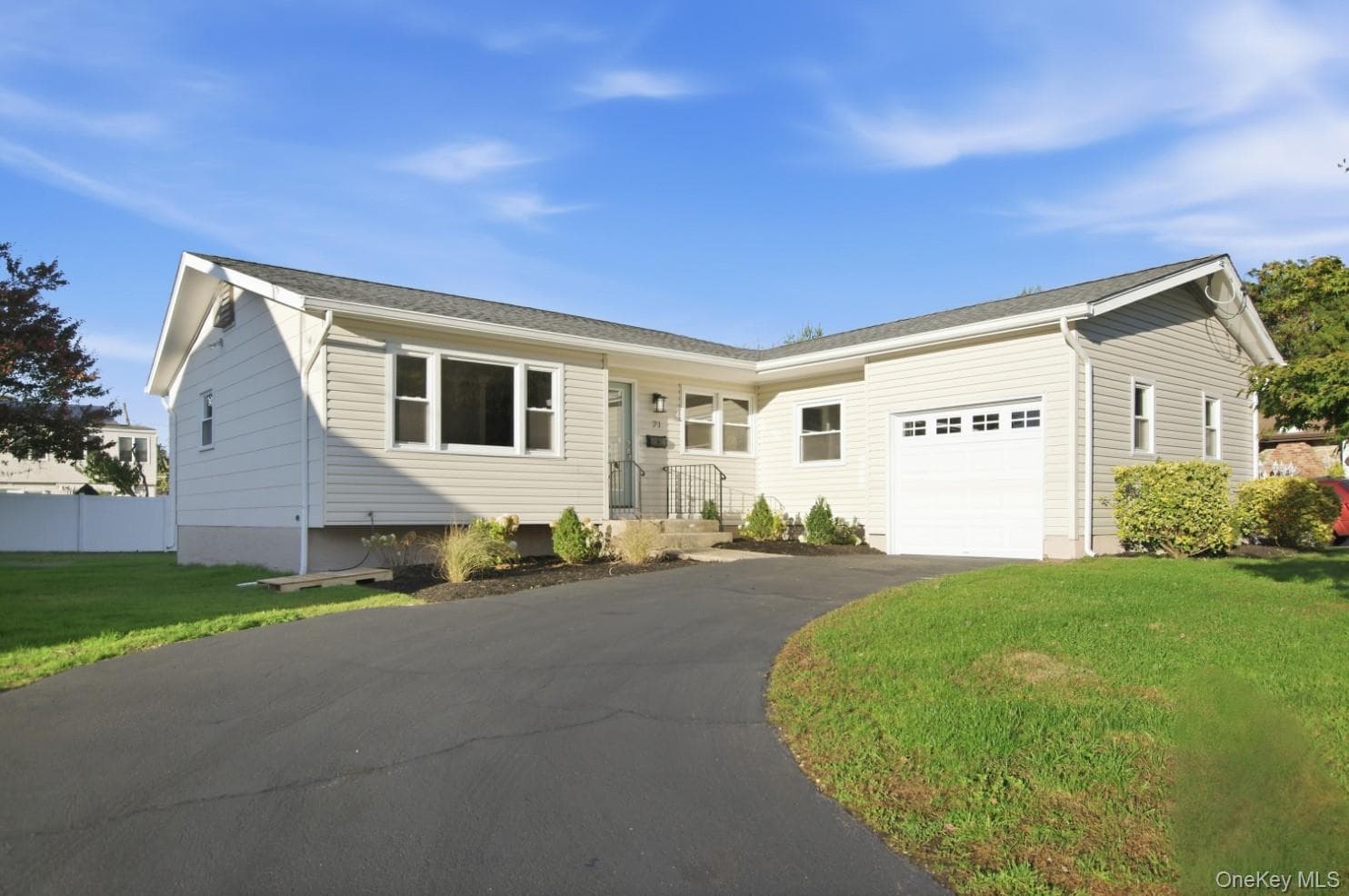 71 Roderick Road, West Islip