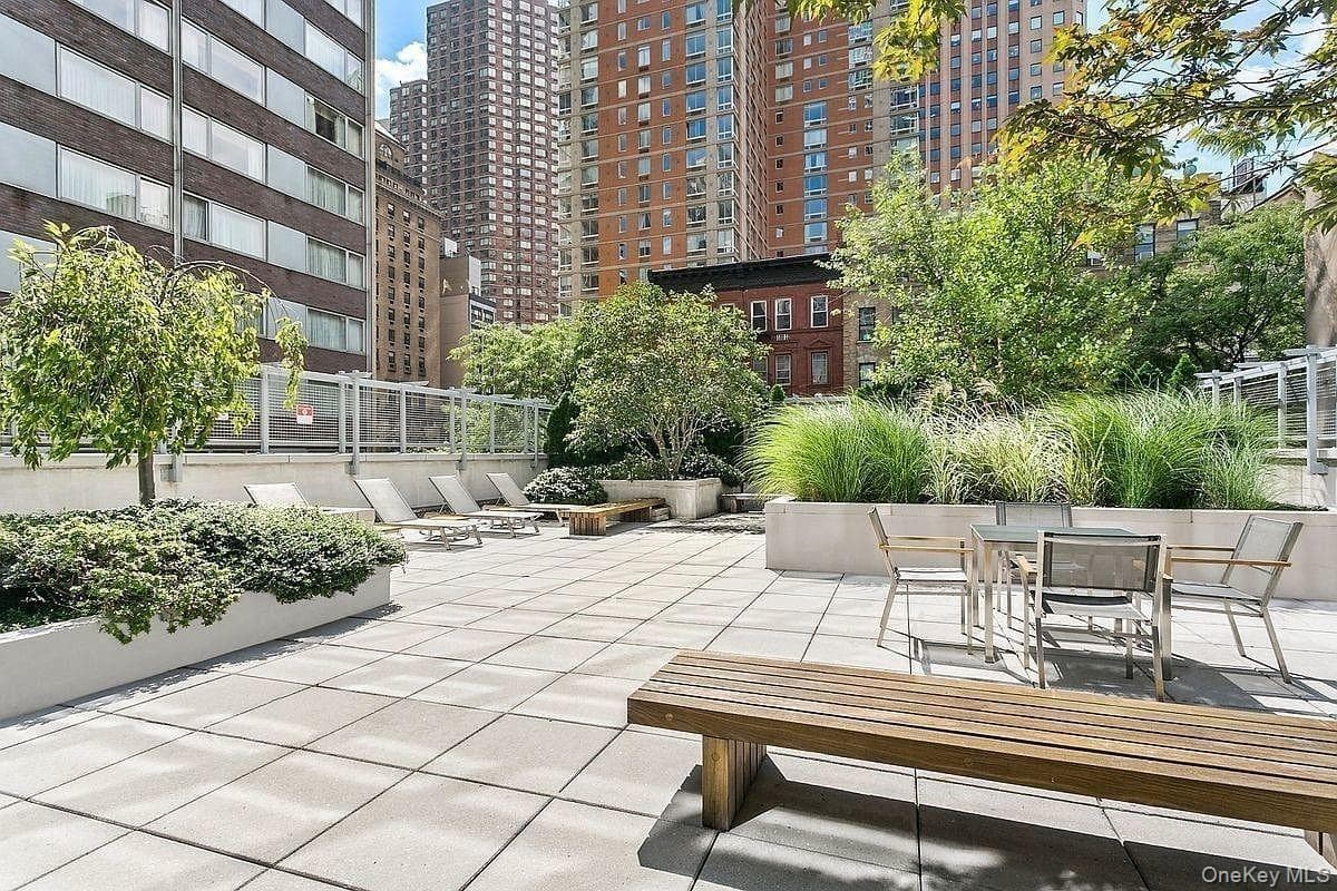310 W 52nd Street Unit: 35A thumbnail 5