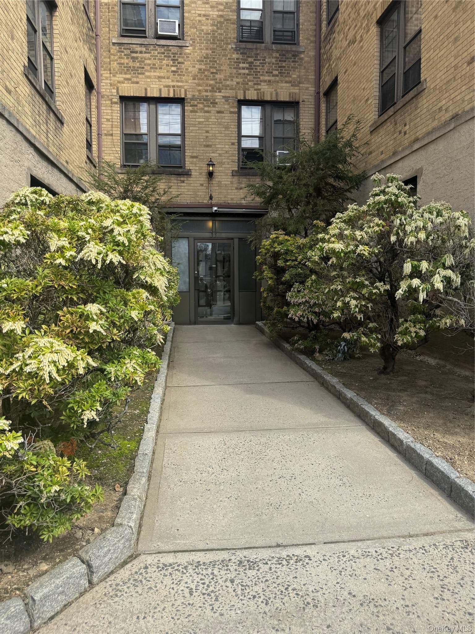 33 Douglas Avenue photo 1