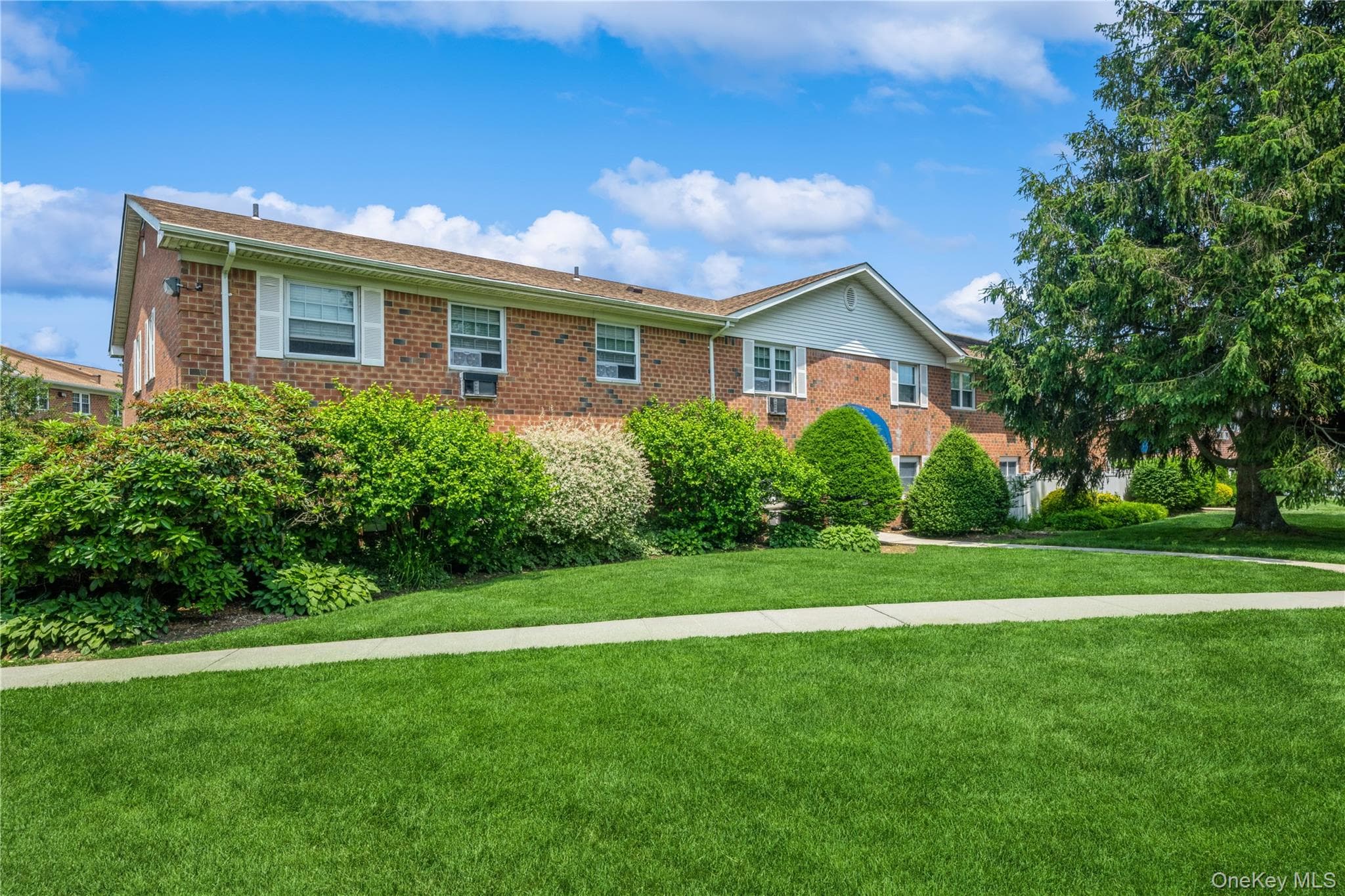 460 Old Town Road Unit: 8J, Port Jefferson Station
