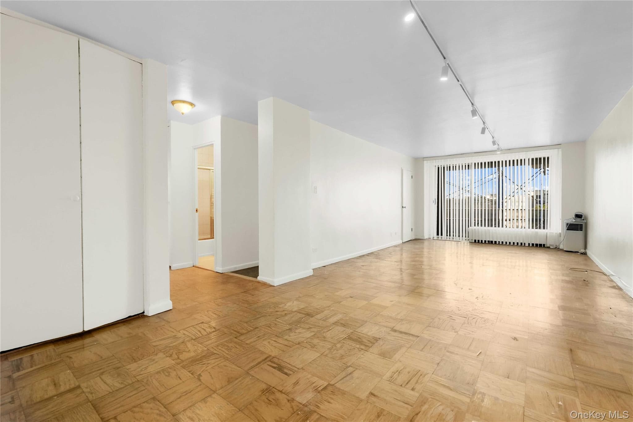 6120 Grand Central Parkway Unit: B605 thumbnail 5