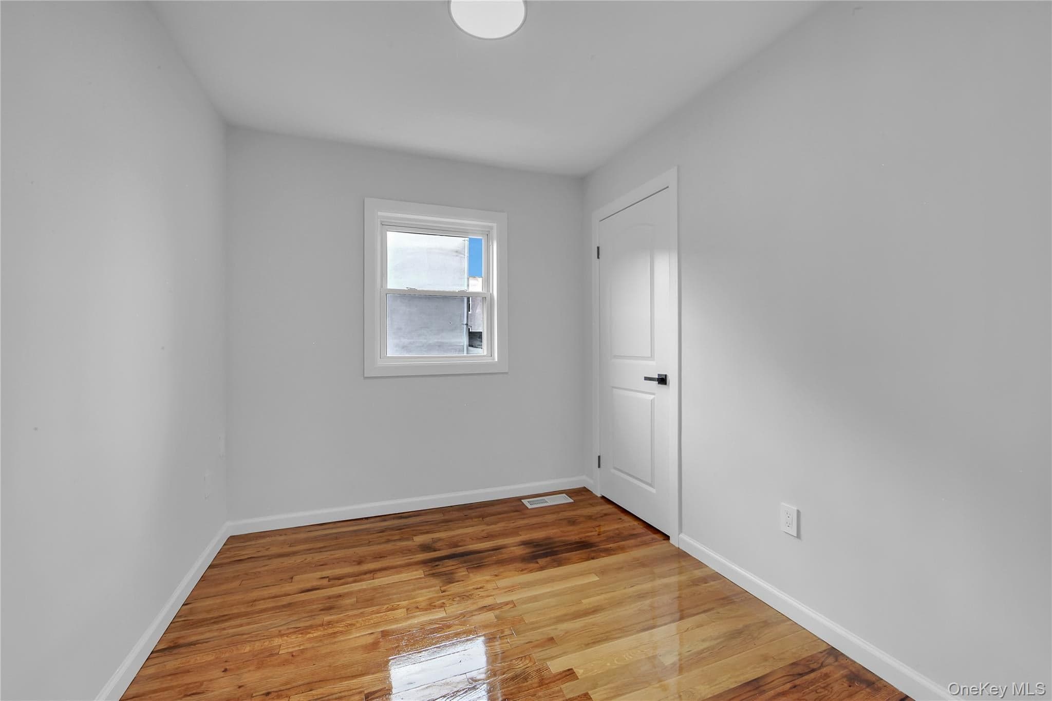 931 E 232nd Street thumbnail 11