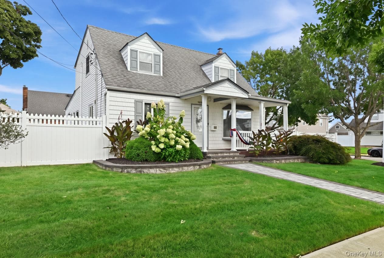 980 Washington Avenue, Westbury