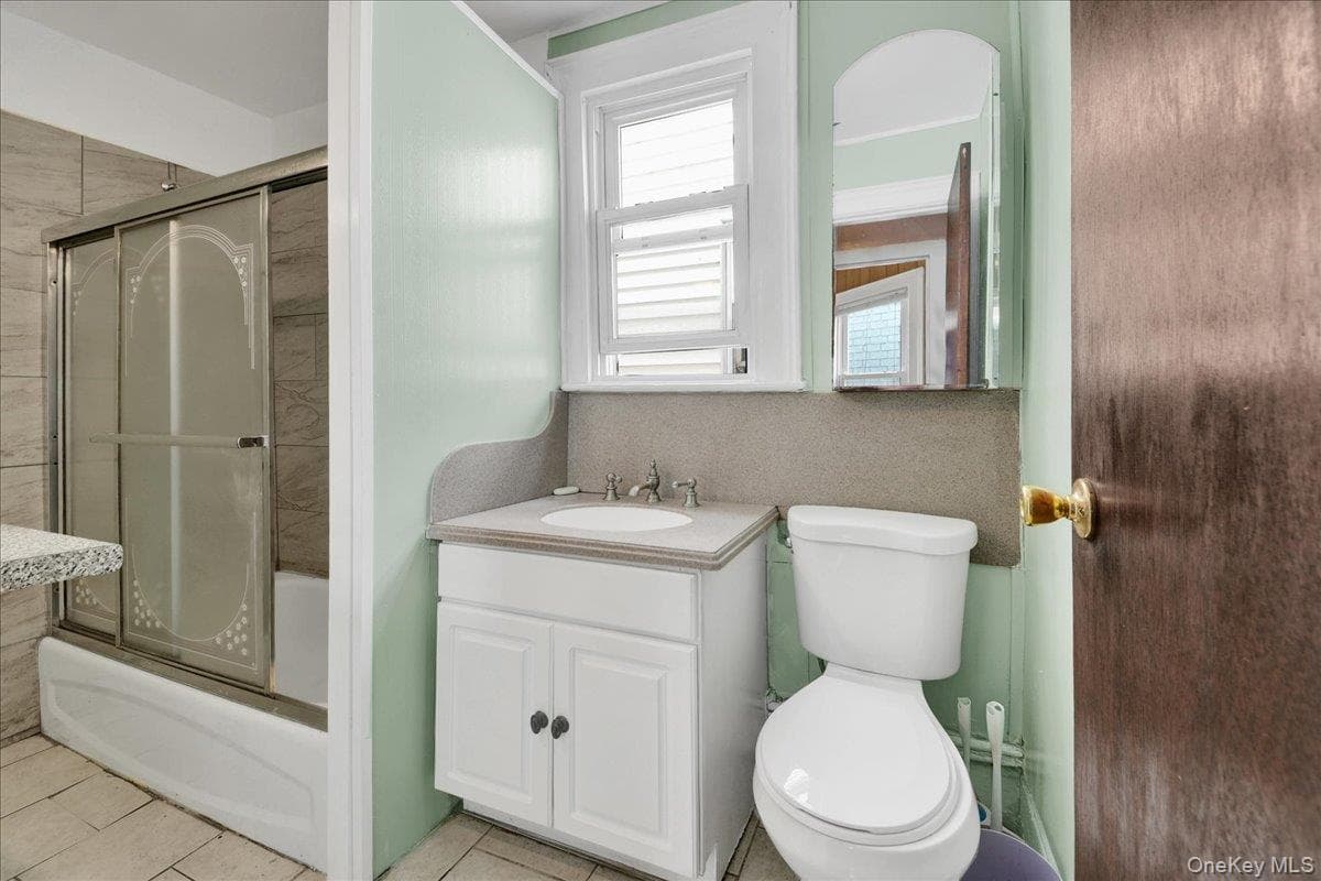681 E 243rd Street thumbnail 17