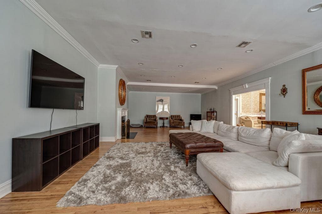 45 S Penataquit Avenue thumbnail 17