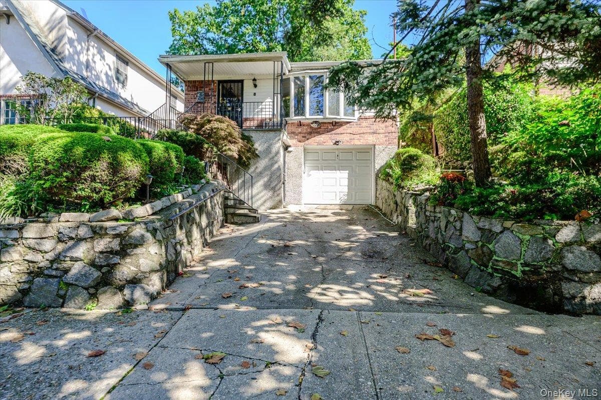 3855 Douglaston Parkway, Douglaston