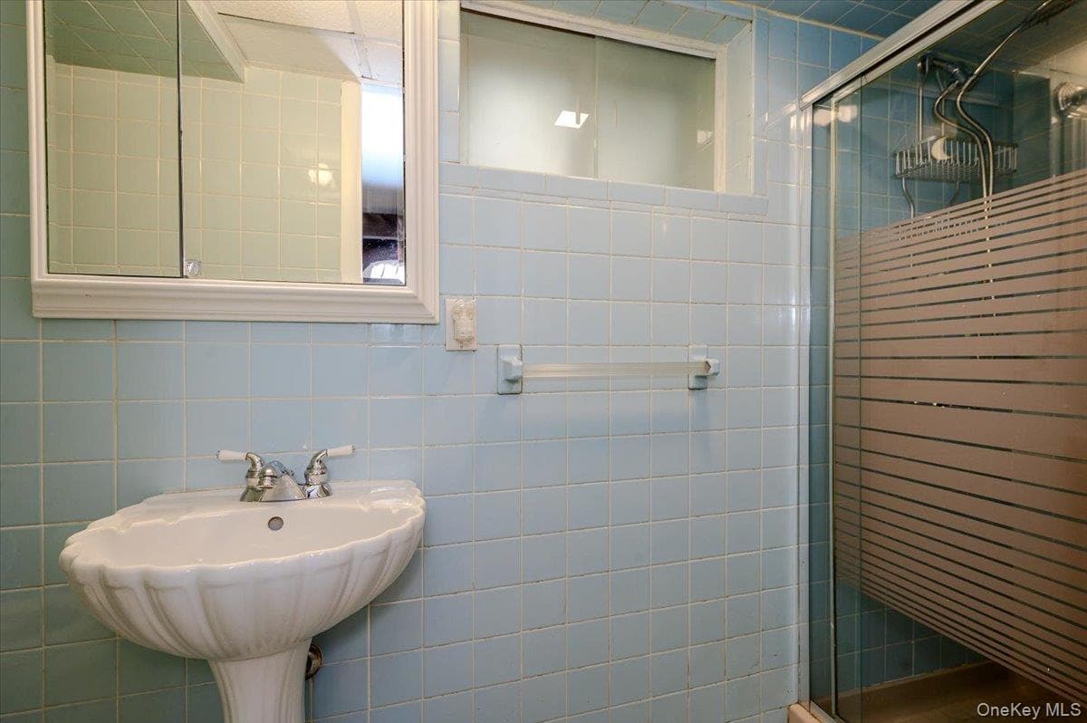 3855 Douglaston Parkway thumbnail 17