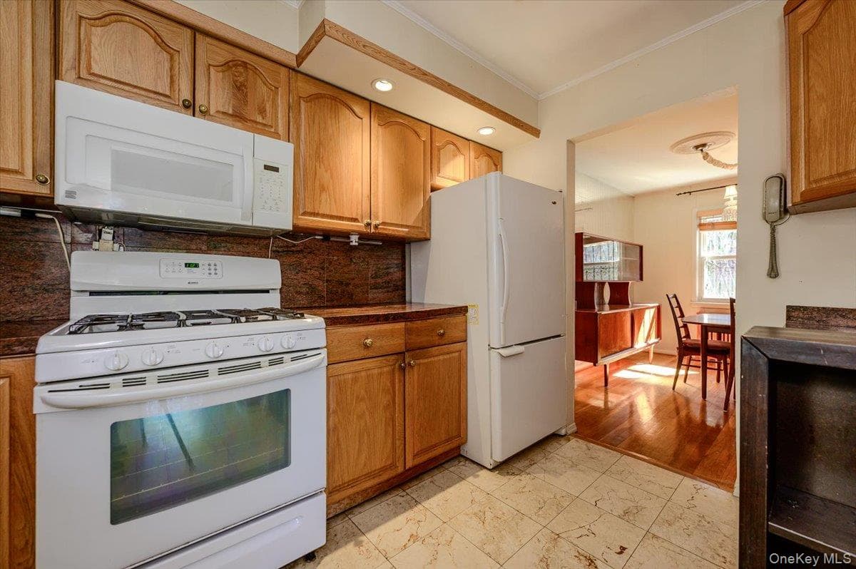 3855 Douglaston Parkway thumbnail 10