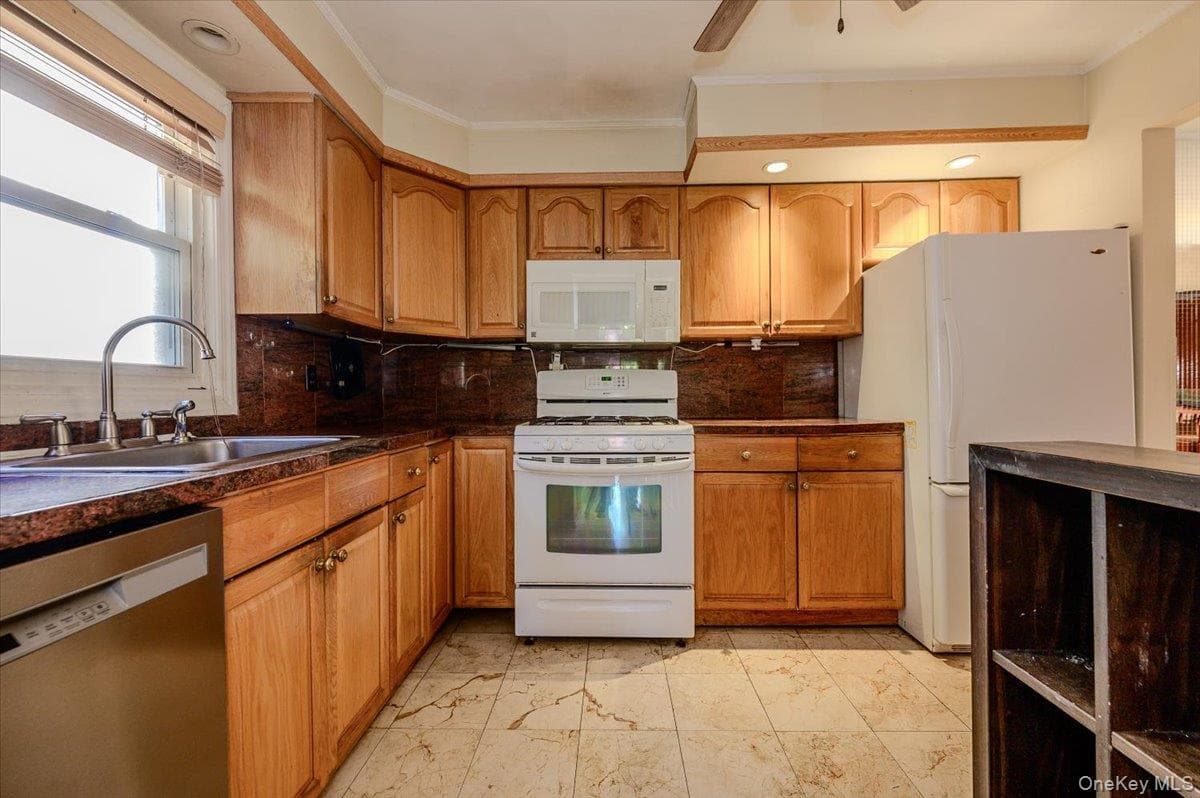 3855 Douglaston Parkway thumbnail 9