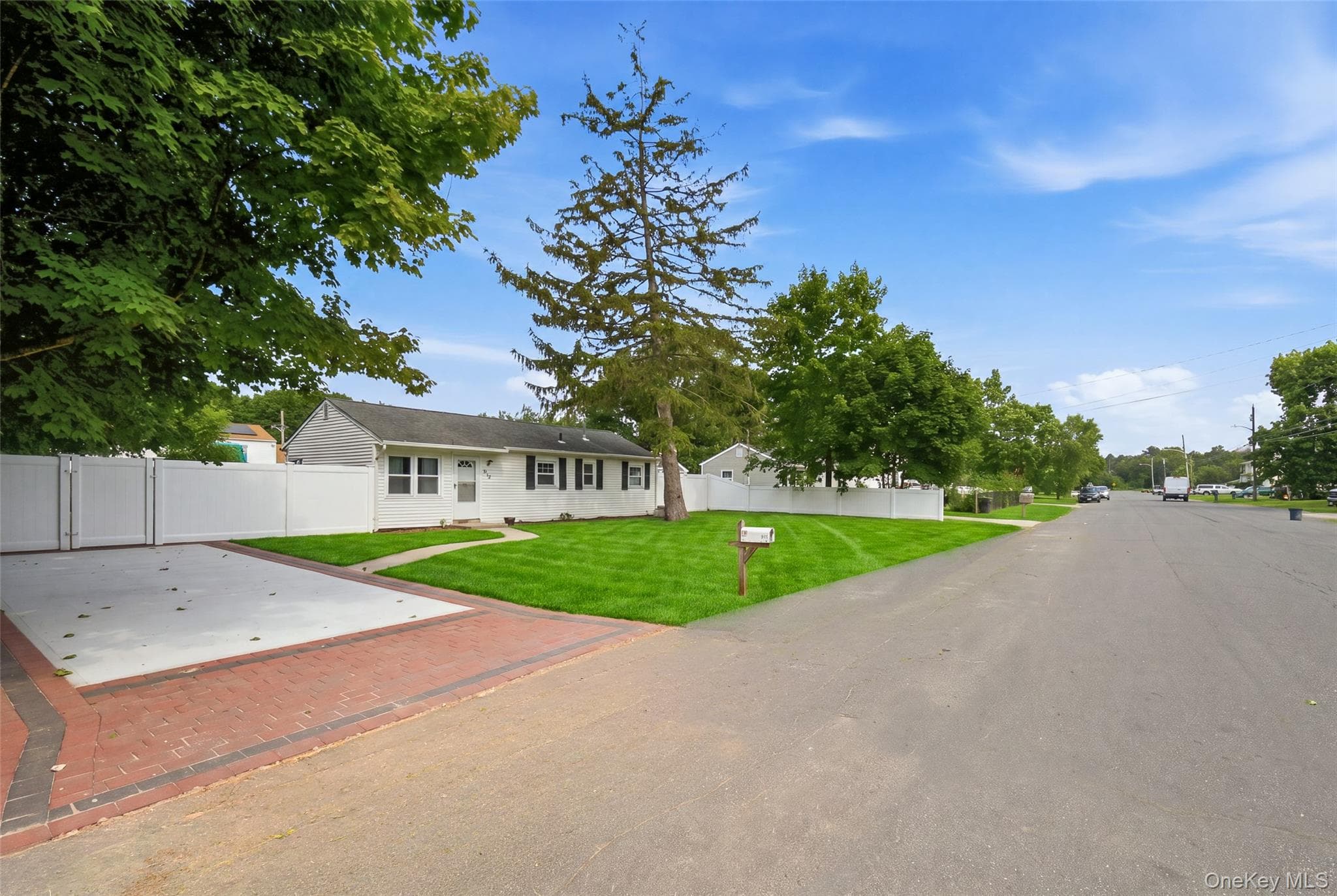 710 Bourdois Avenue thumbnail 4