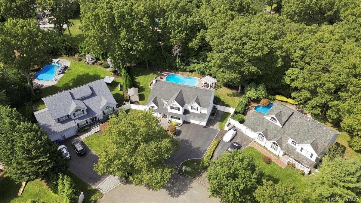 5 Aspatuck Court thumbnail 2