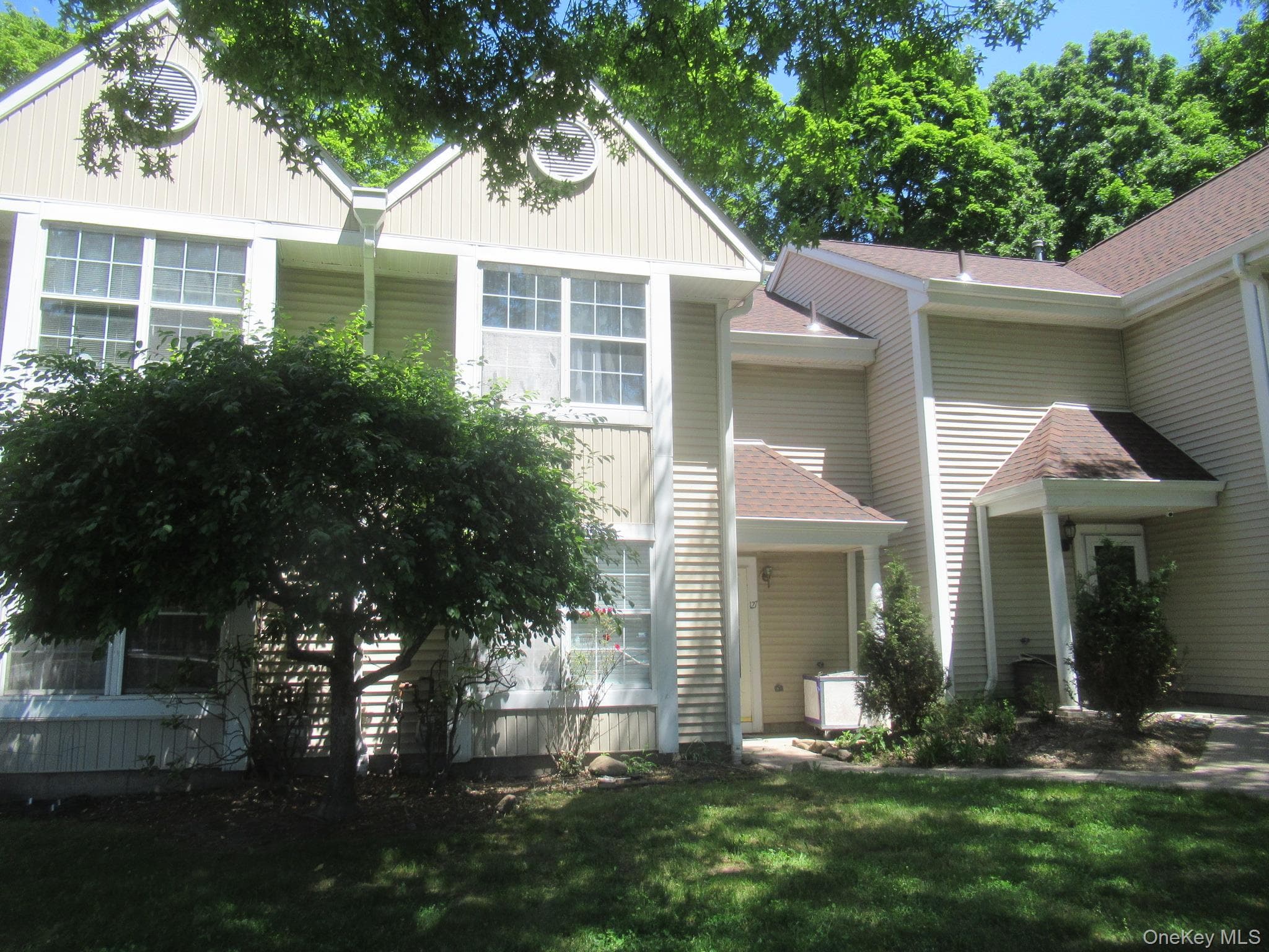 127 Creekside Circle photo 1