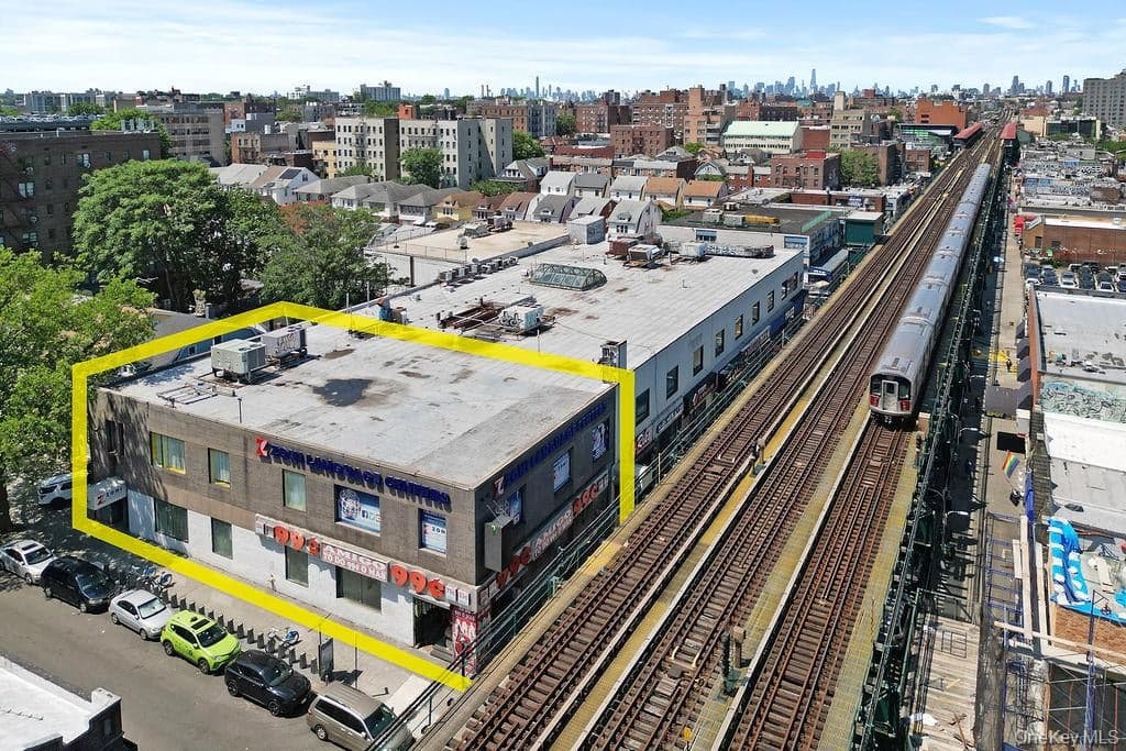 7814 Roosevelt Avenue Unit: A thumbnail 2