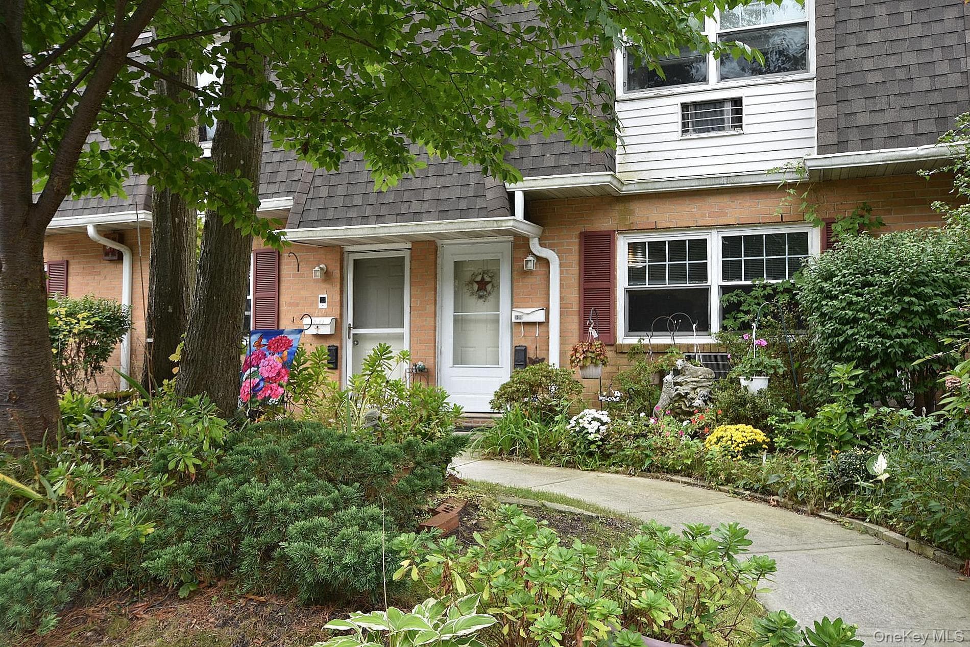 11 Glen Hollow Drive Unit: D-64, Holtsville