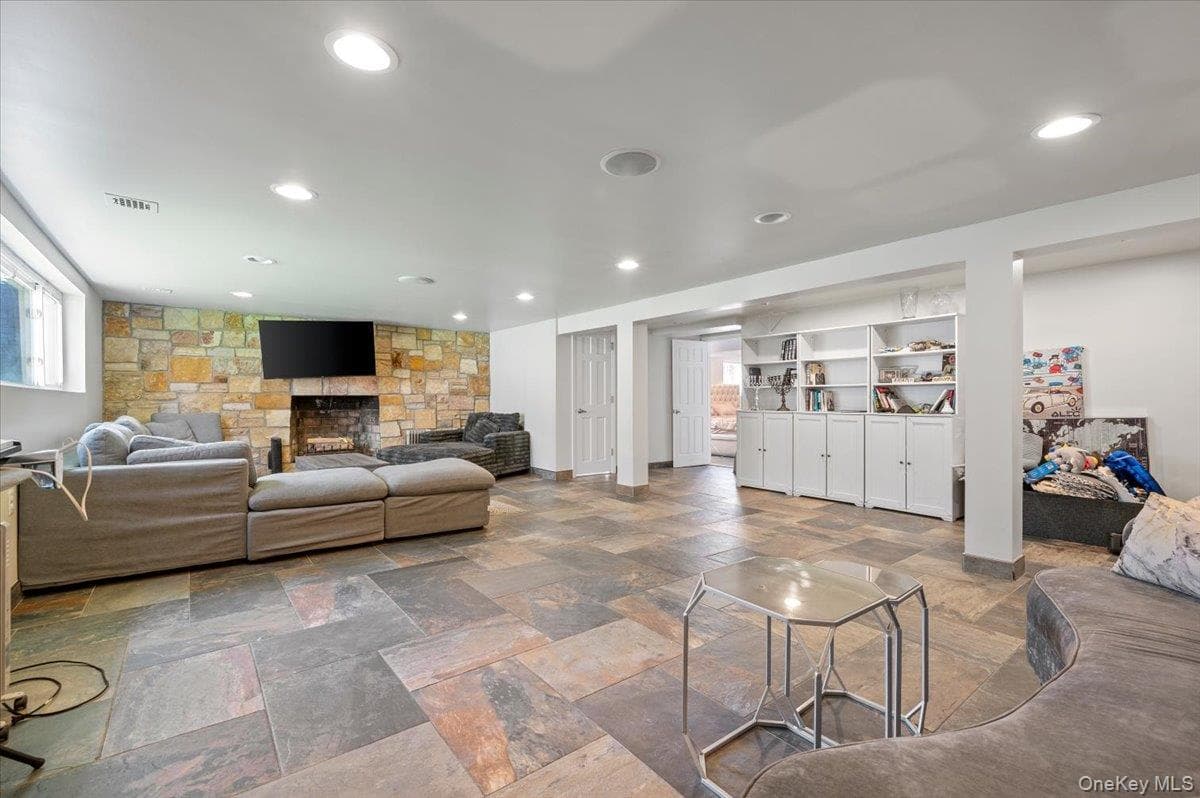 636 Diane Place thumbnail 16