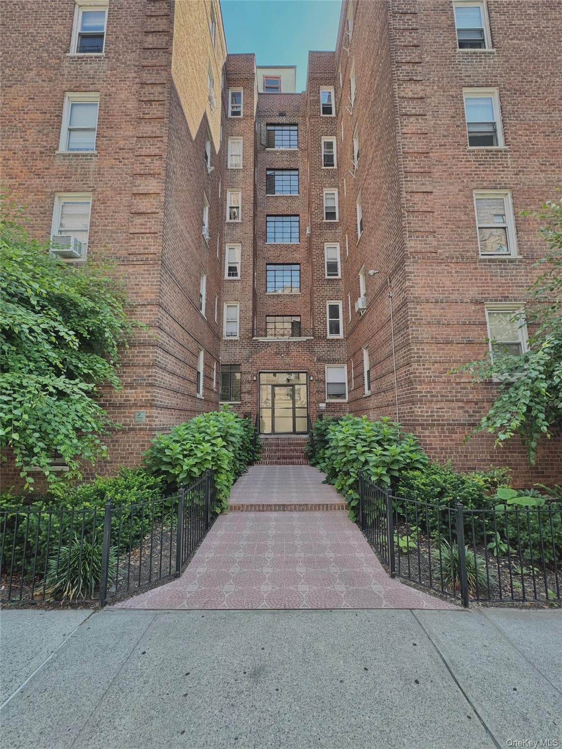 2090 Barnes Avenue Unit: 3G, Bronx