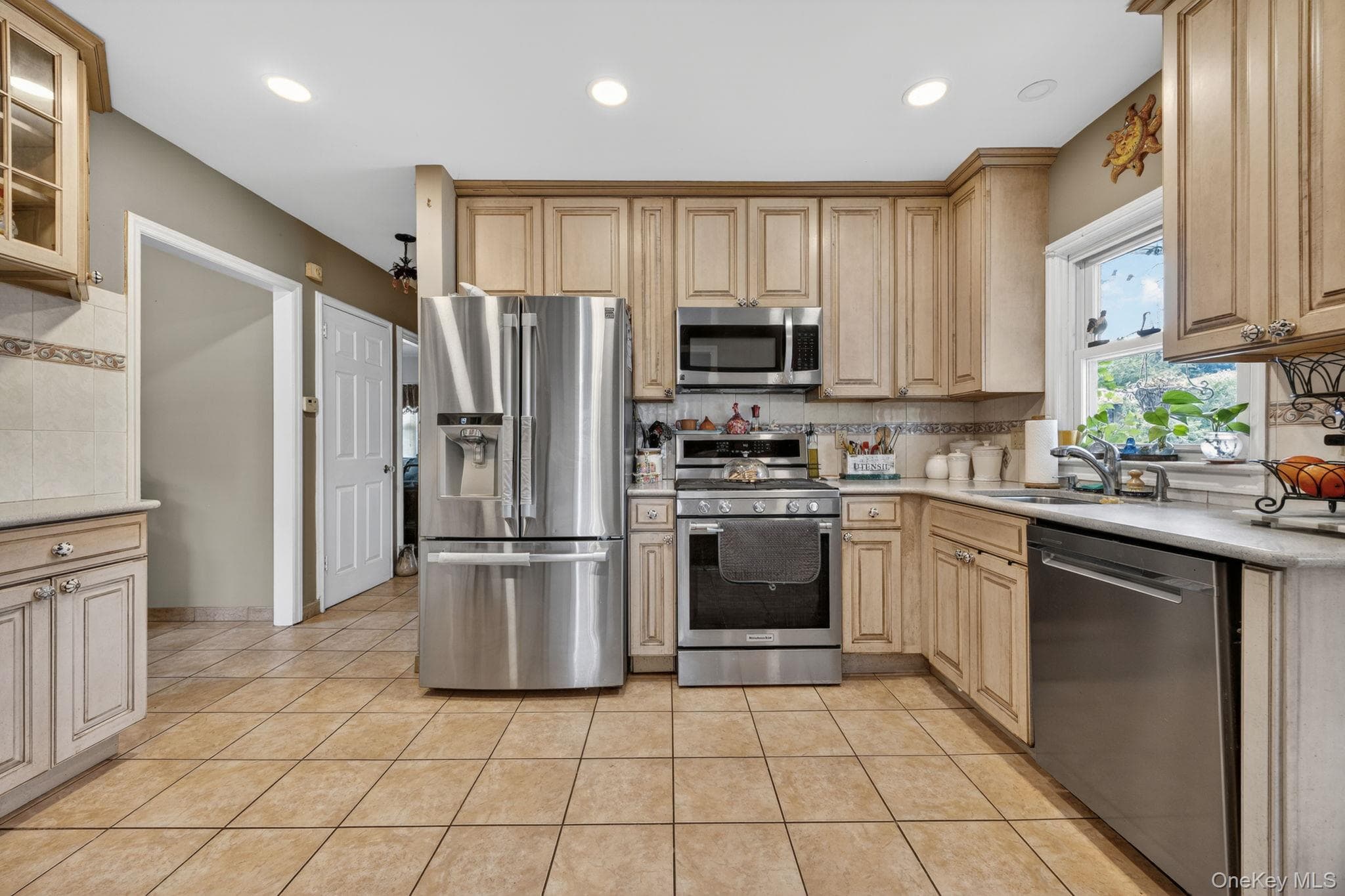 207 Clunie Avenue thumbnail 11