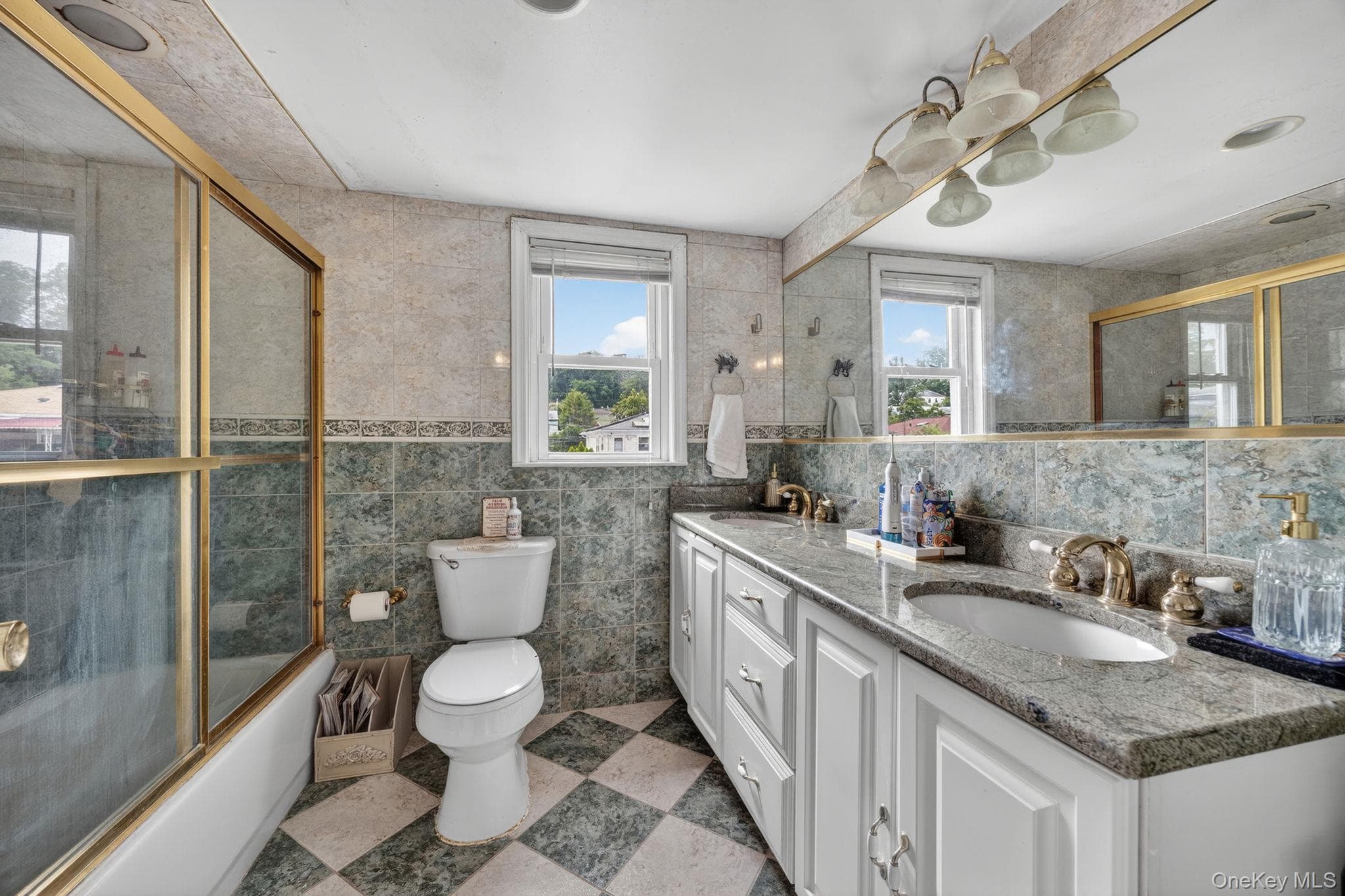 207 Clunie Avenue thumbnail 16