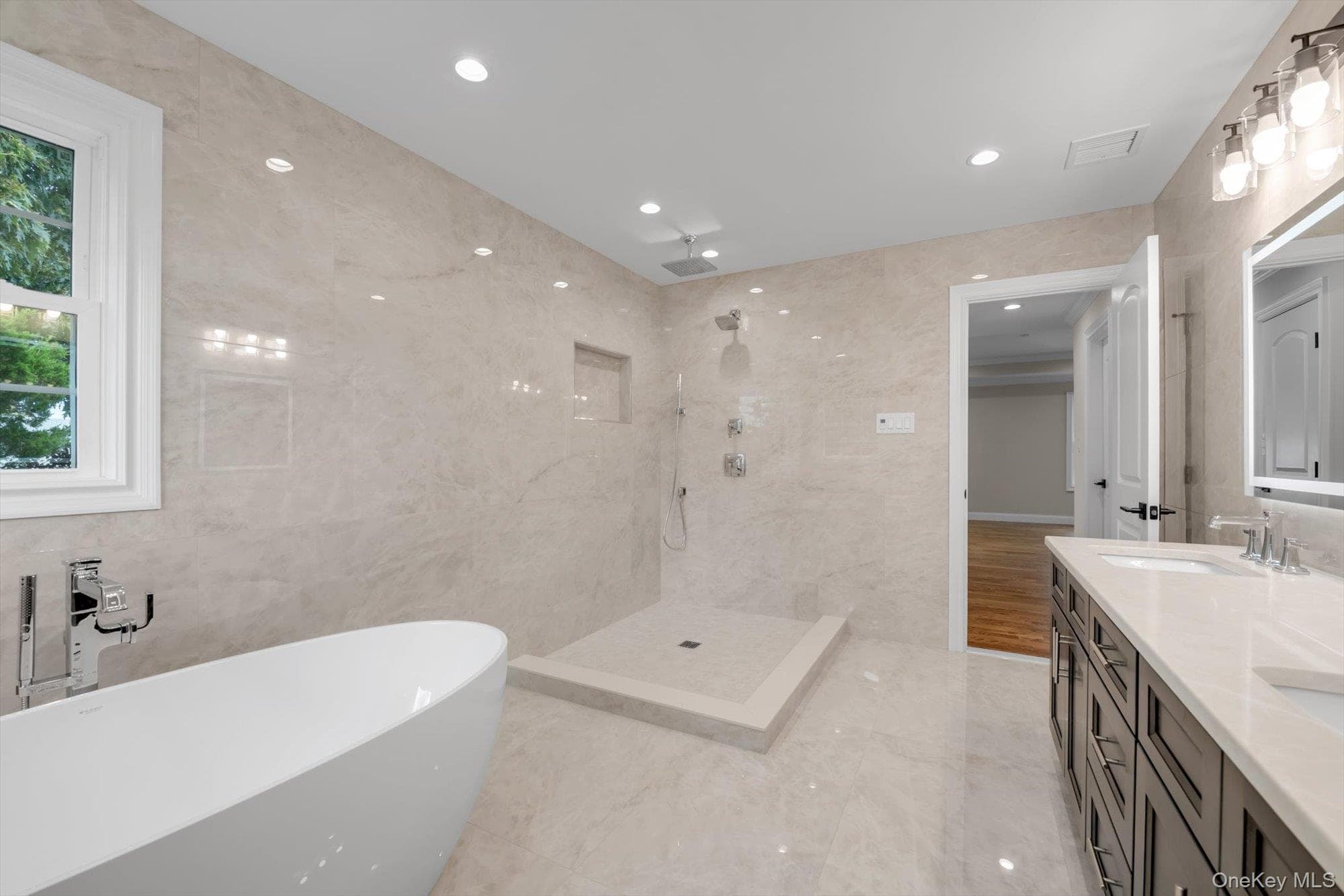 2351 Amherst Street thumbnail 15