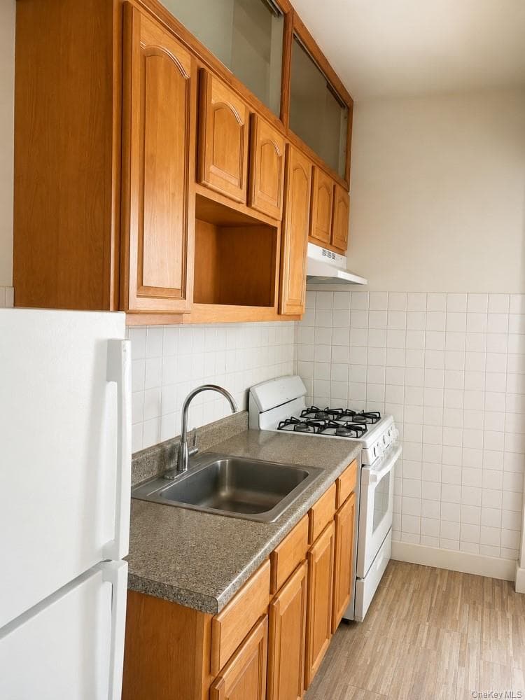 834 E 229th Street thumbnail 14