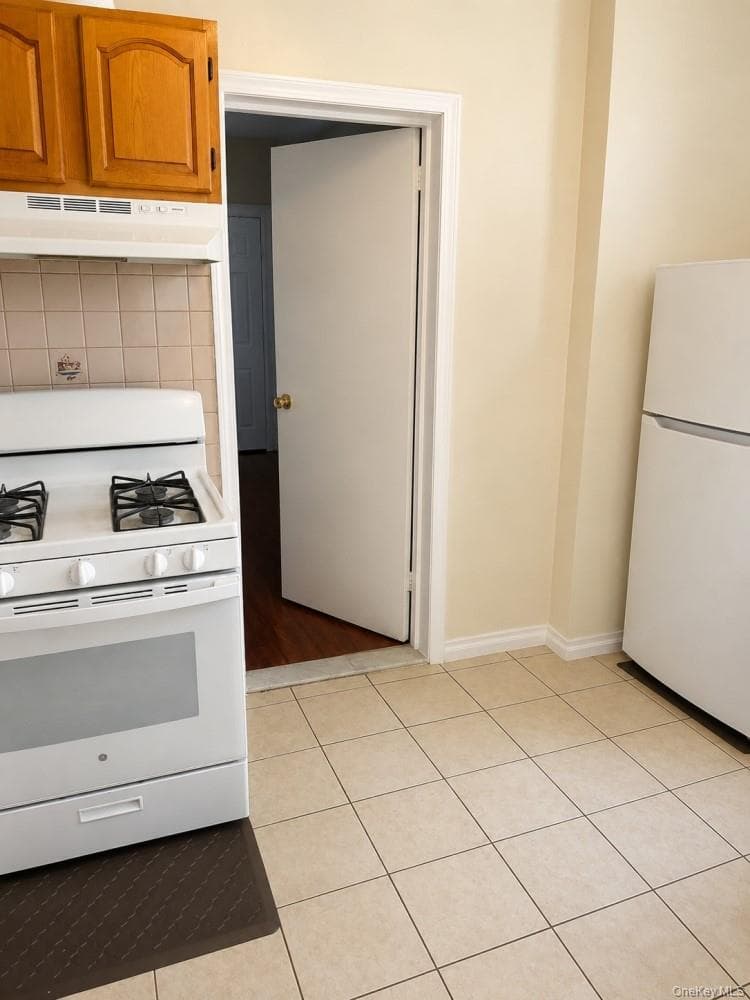 834 E 229th Street thumbnail 7
