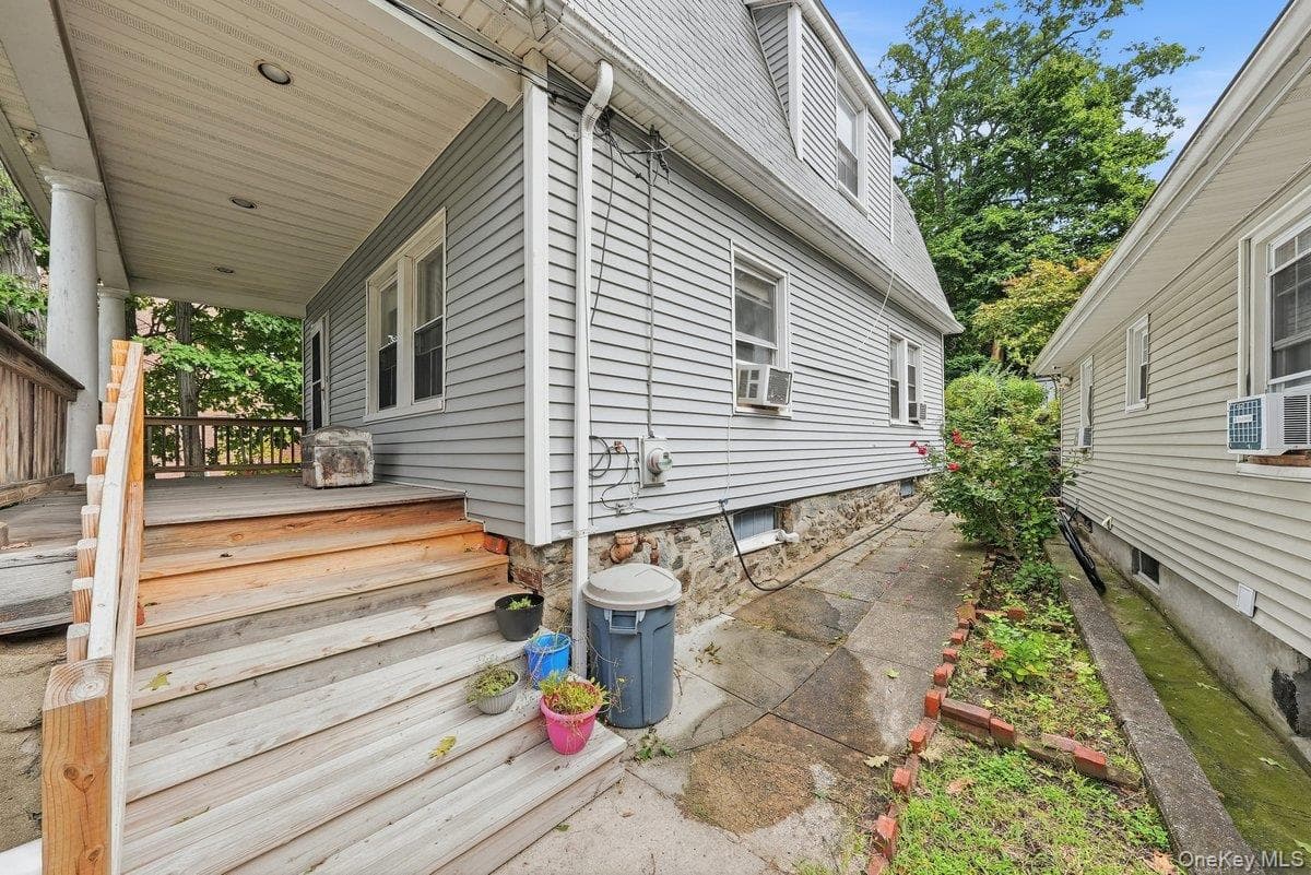258 Mclean Avenue thumbnail 4