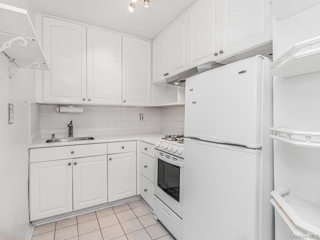 415 Gramatan Avenue Unit: 4E thumbnail 6
