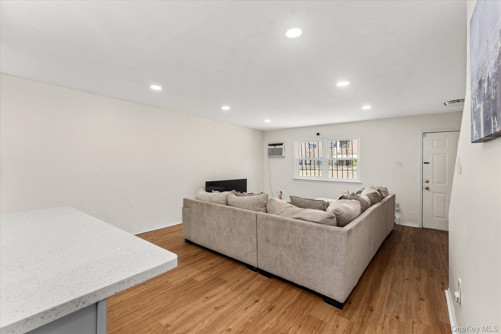 534 Warwick Street thumbnail 4