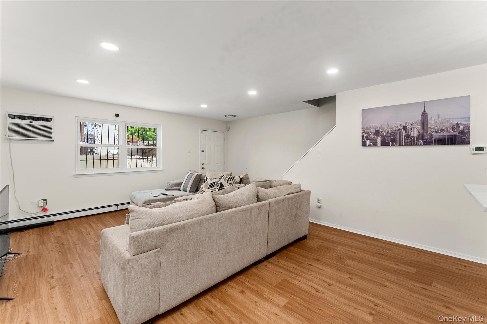 534 Warwick Street thumbnail 3