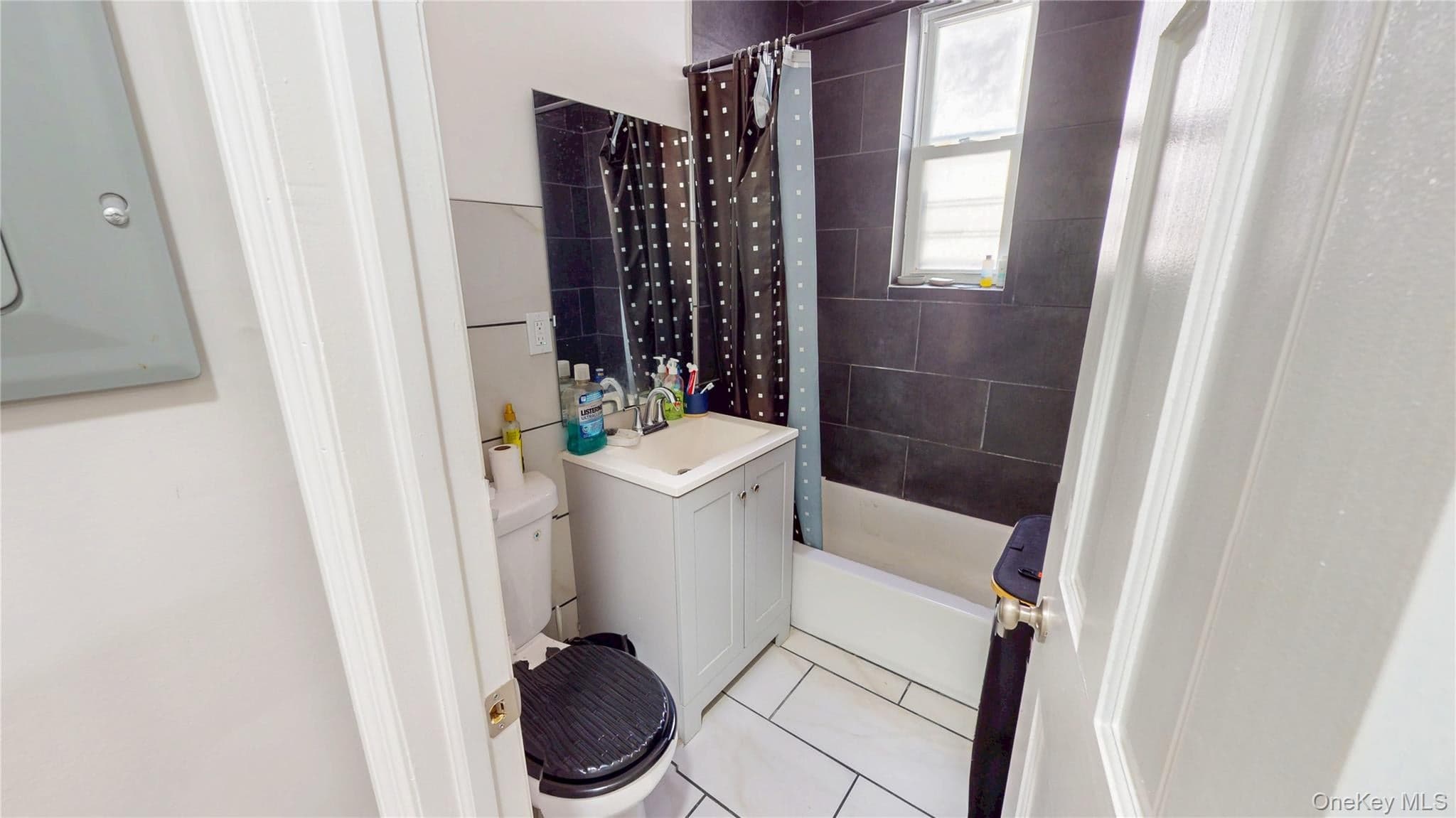 660 Warwick Street thumbnail 9