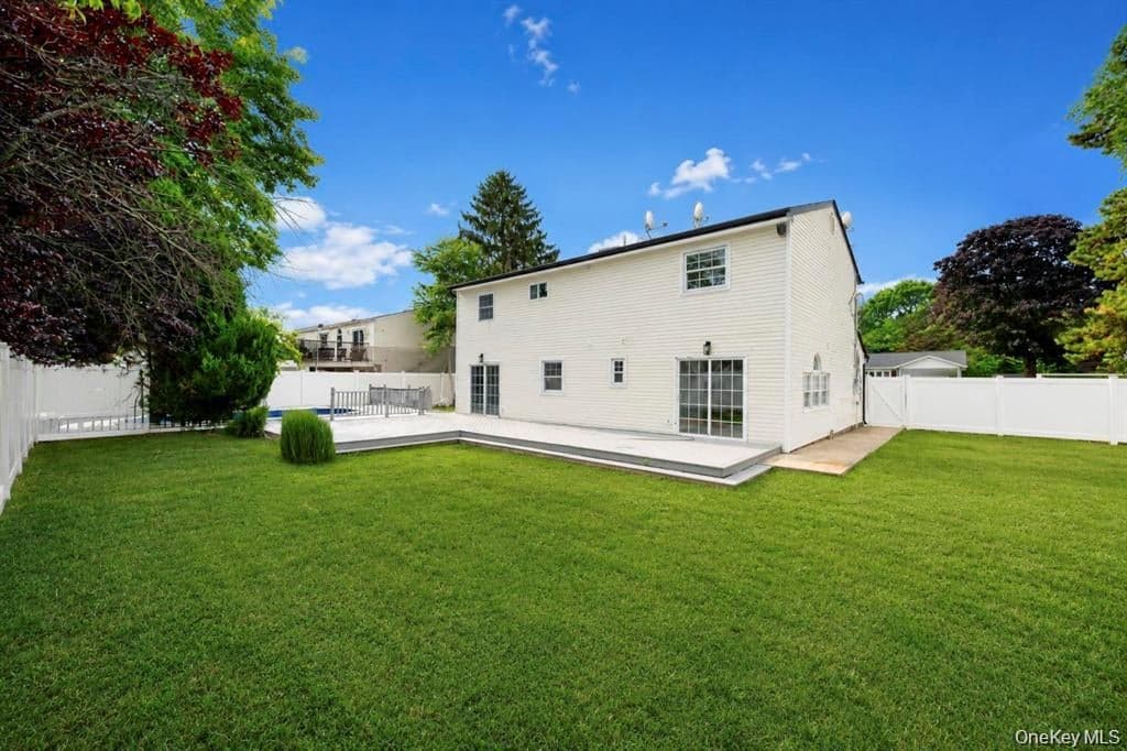 779 Peconic Avenue thumbnail 5