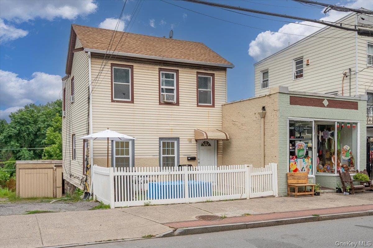 114-116 Ferris Avenue thumbnail 2