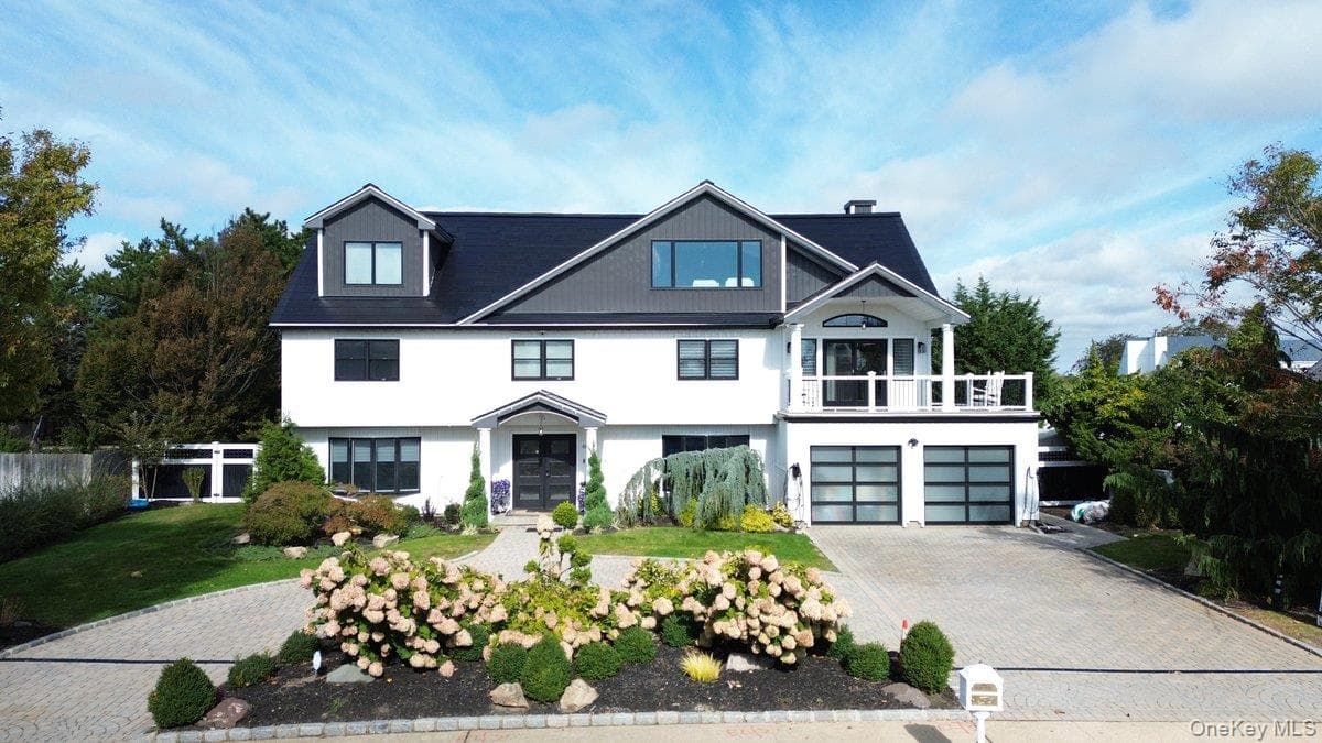 48 Shore Drive, Copiague