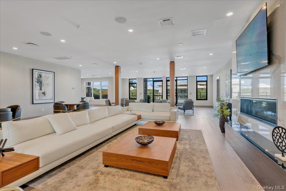 10 Shore Road Unit: 400 thumbnail 8