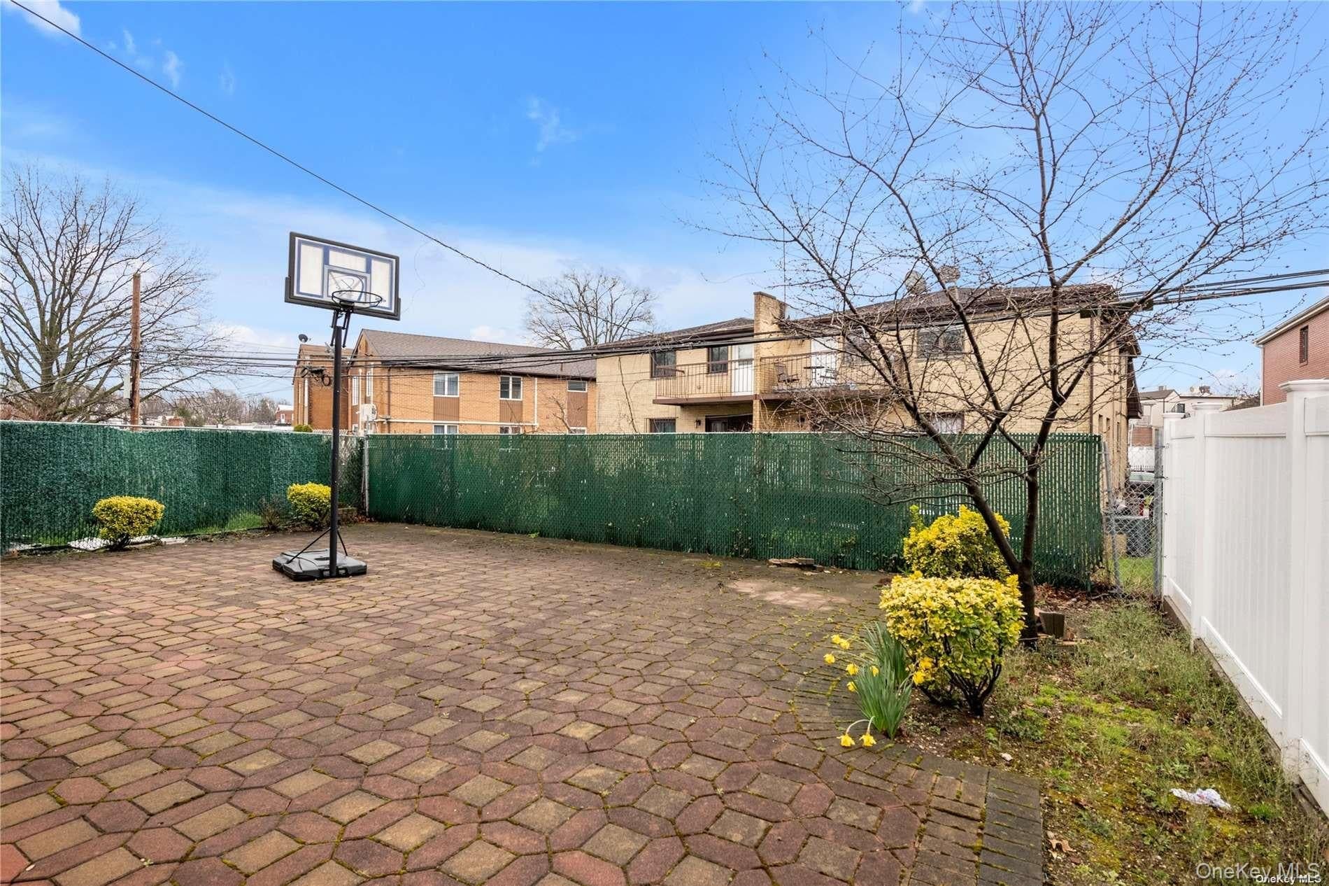 65-24 Ellwell Crescent thumbnail 25