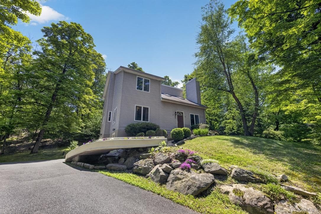 305 Oak Lane, Newburgh