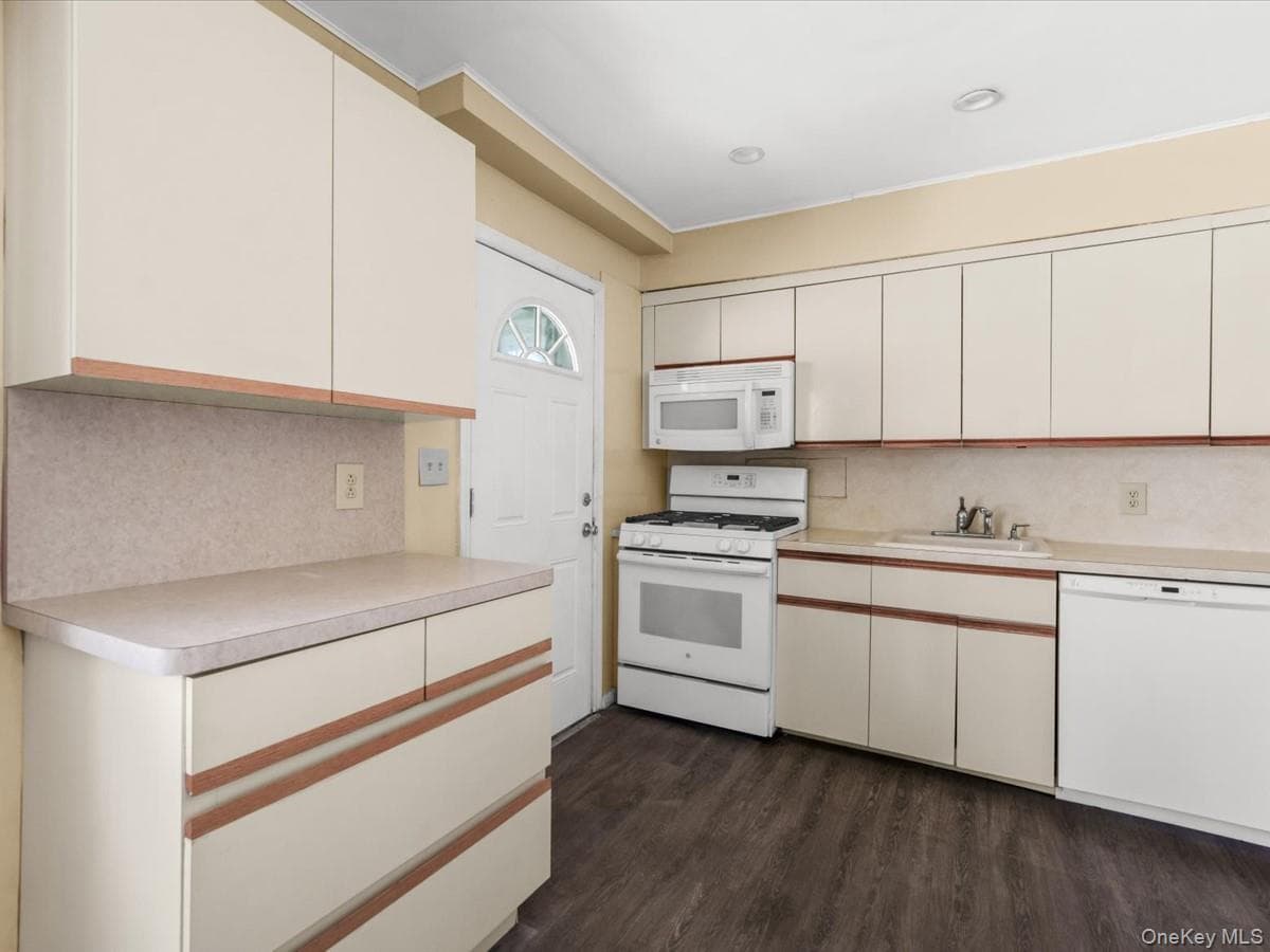 77 Litchfield Avenue thumbnail 8