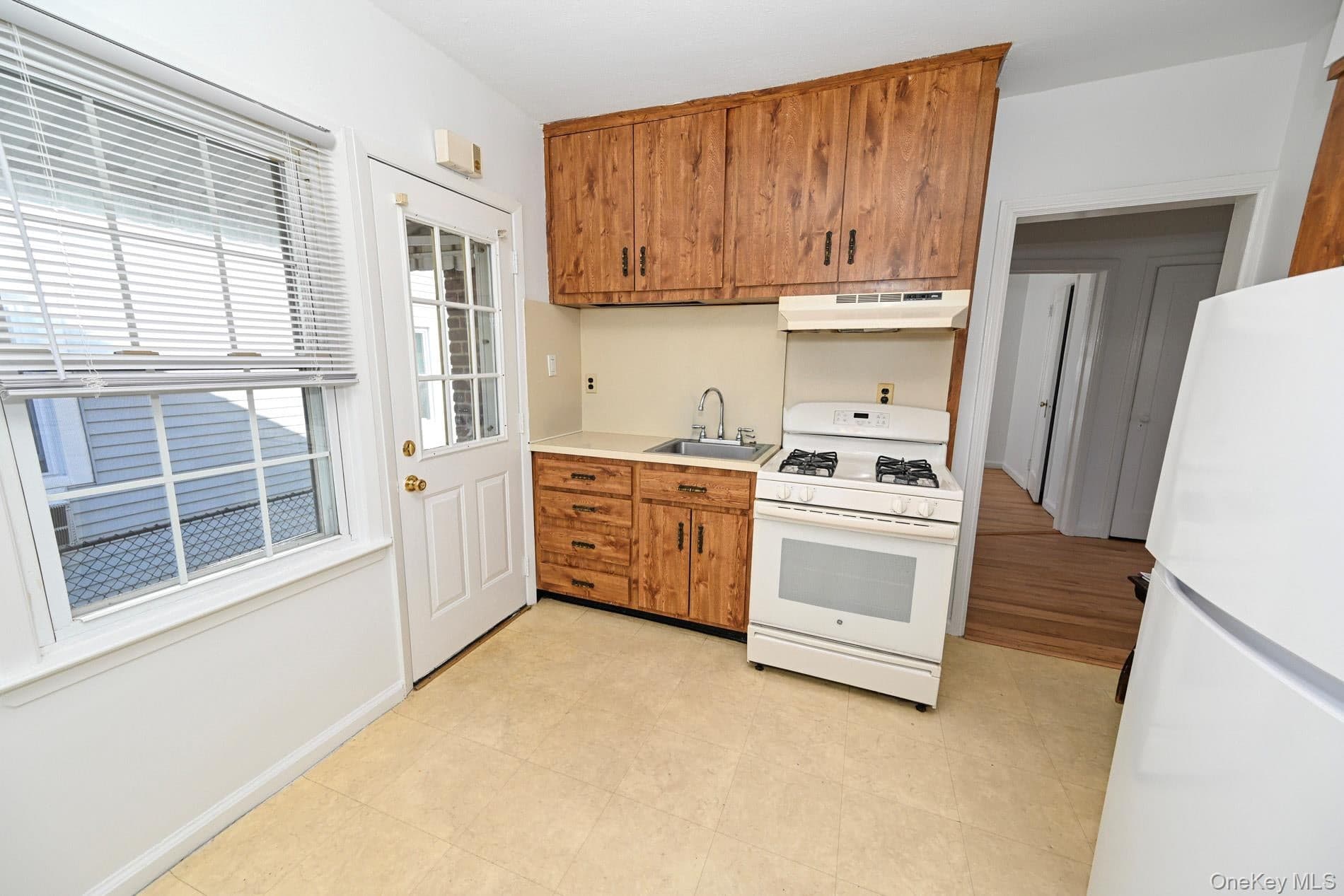 1087 Esther Street thumbnail 5