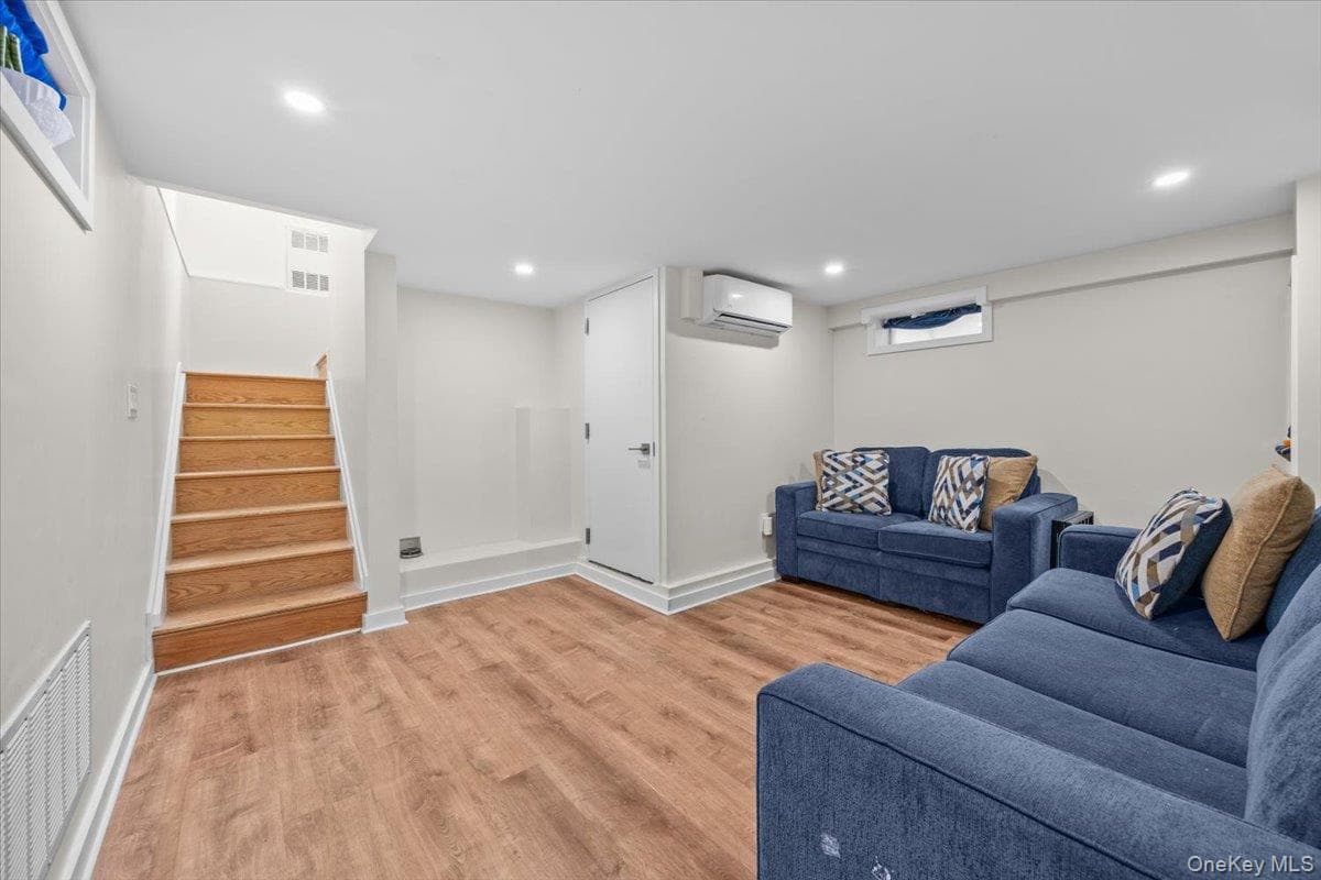 1515 E 55th Street thumbnail 15