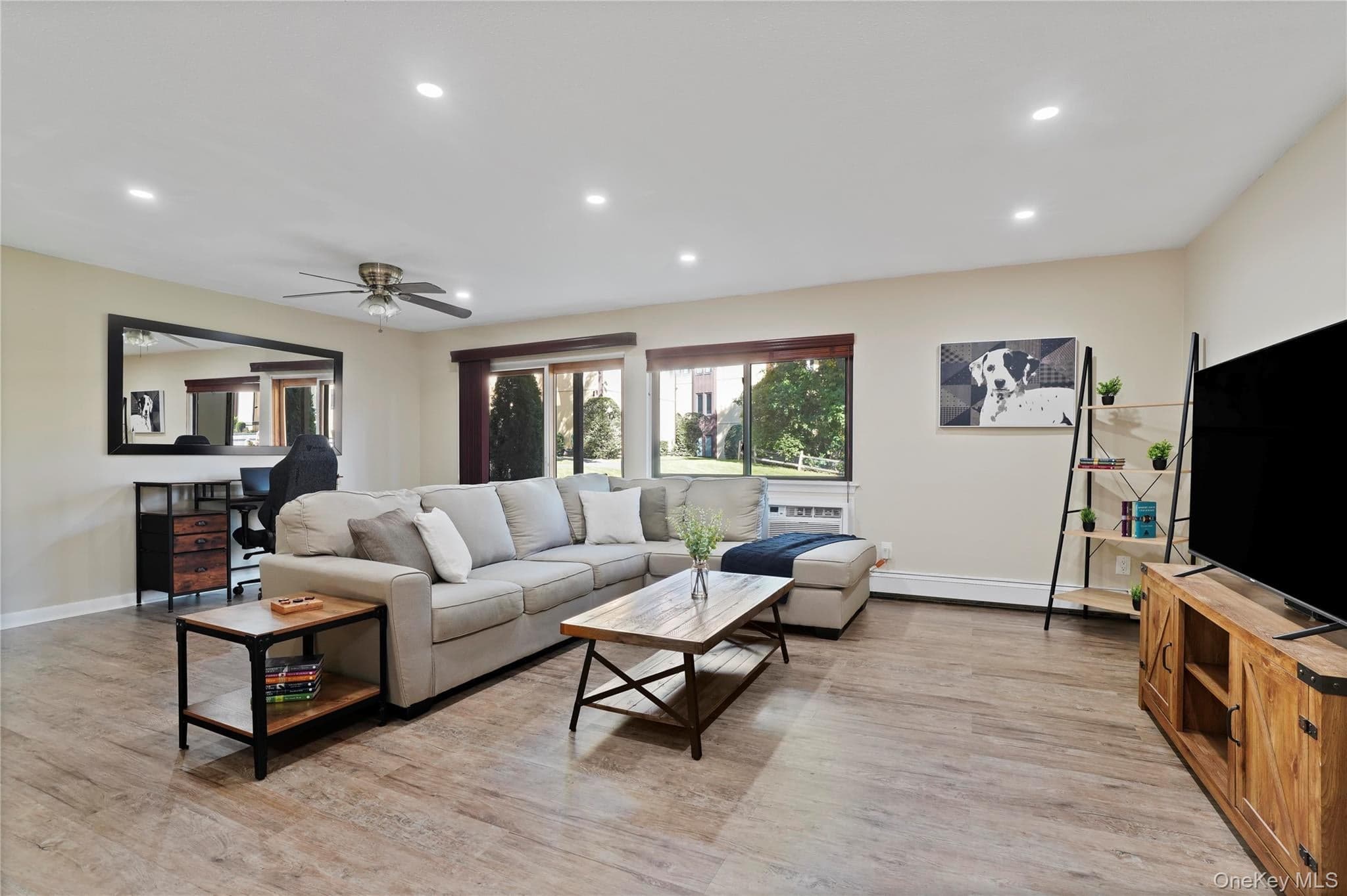 7 Granada Crescent Unit: 2 thumbnail 2